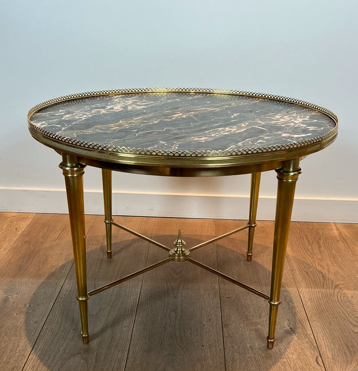 Round coffee table in brass with a marble top from the Ramsay house.
