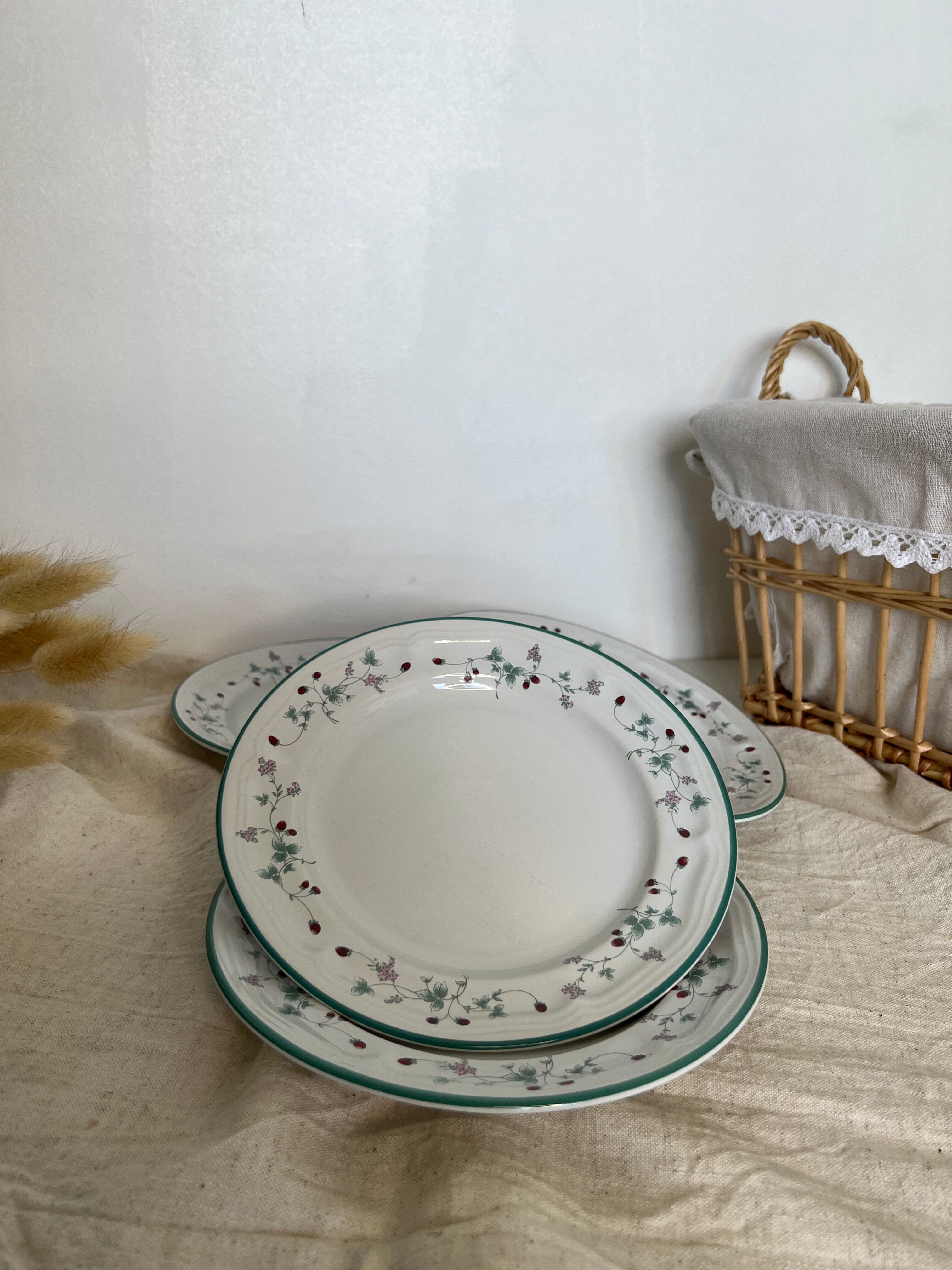 Set of 4 porcelain plates