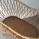 Vintage rattan cradle with its spire