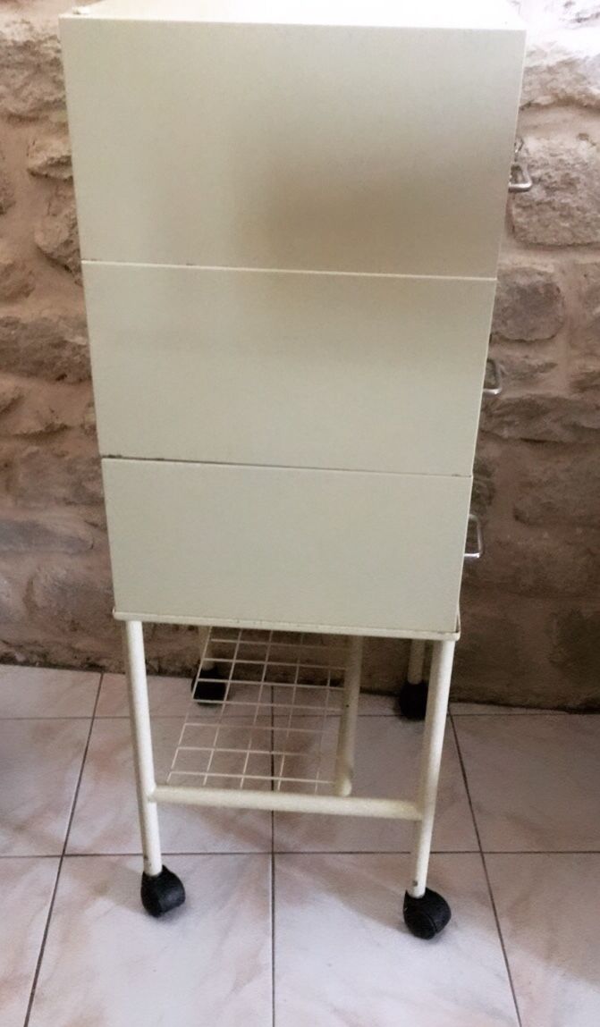 Casier métallique vintage sur roulettes
