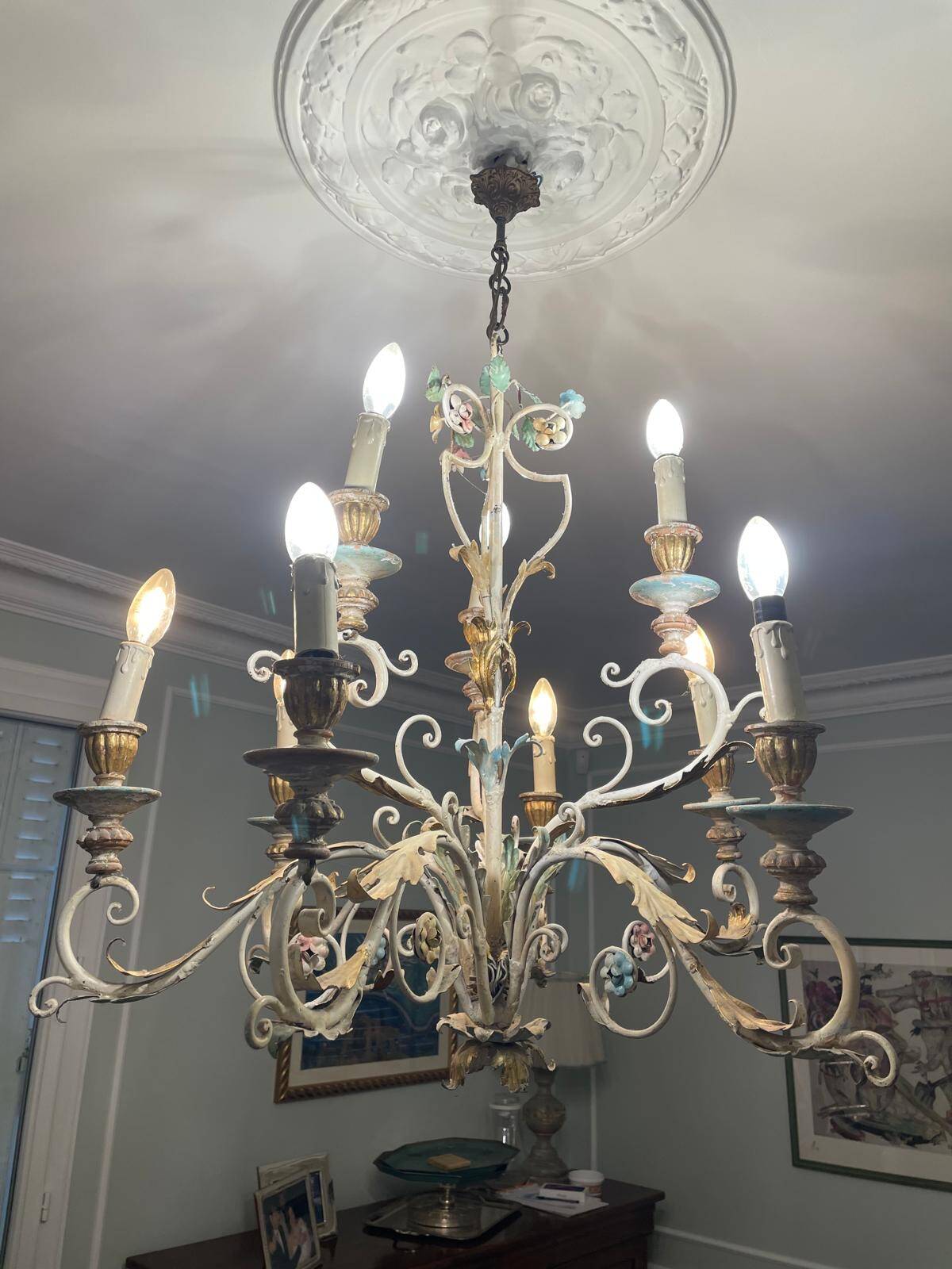 Lustre à bougies en fer forgé avec fleurs