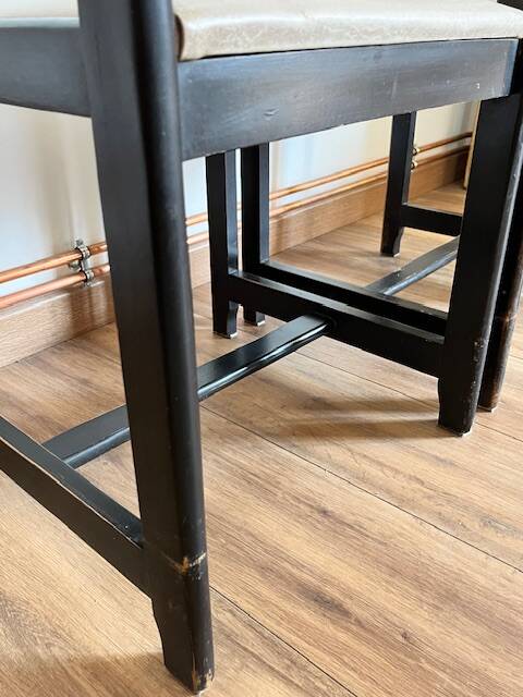 Paire de chaises noires + simili blanc