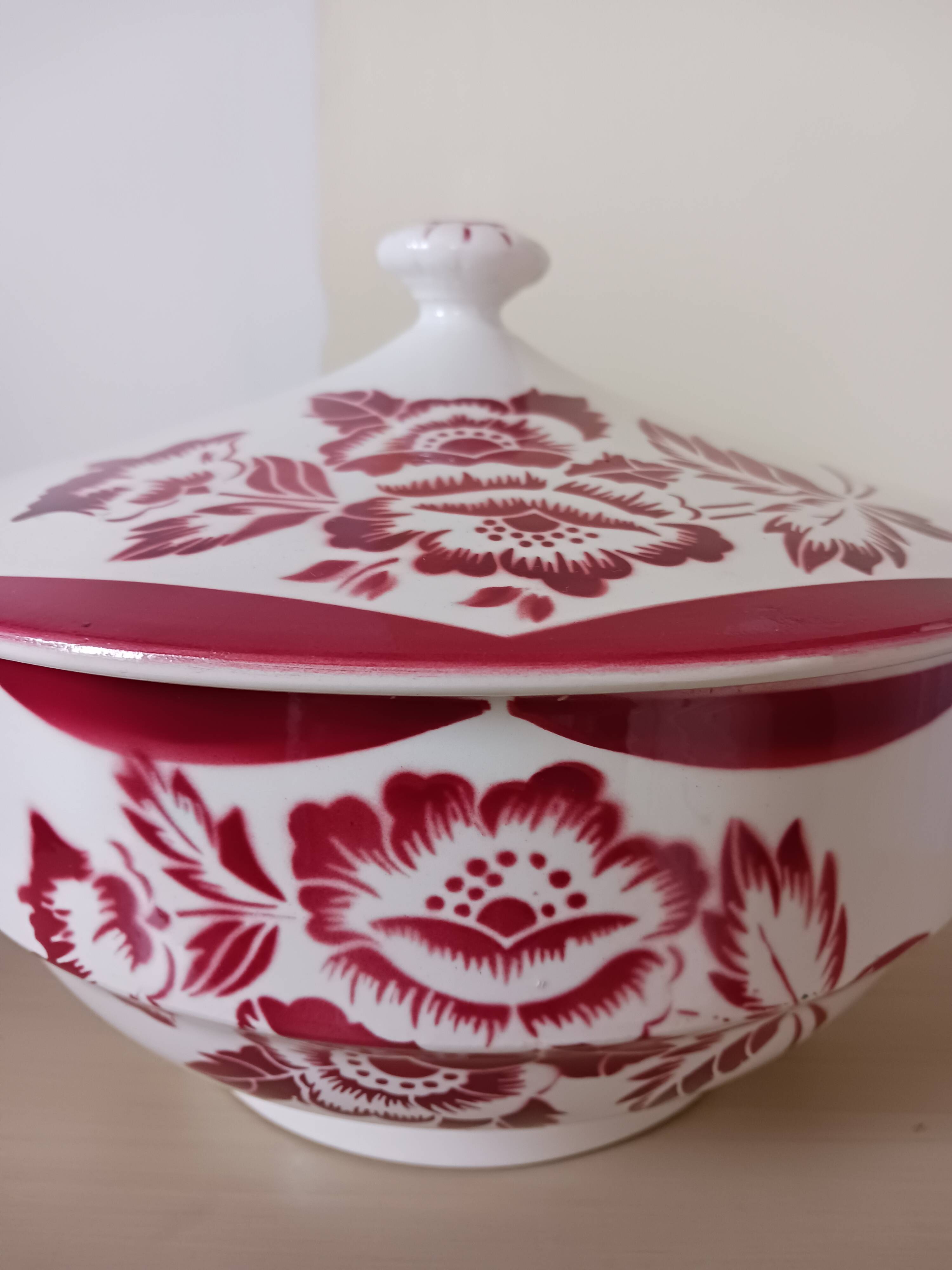 Soup tureen Digoin Sarreguemines, Burgundy model.