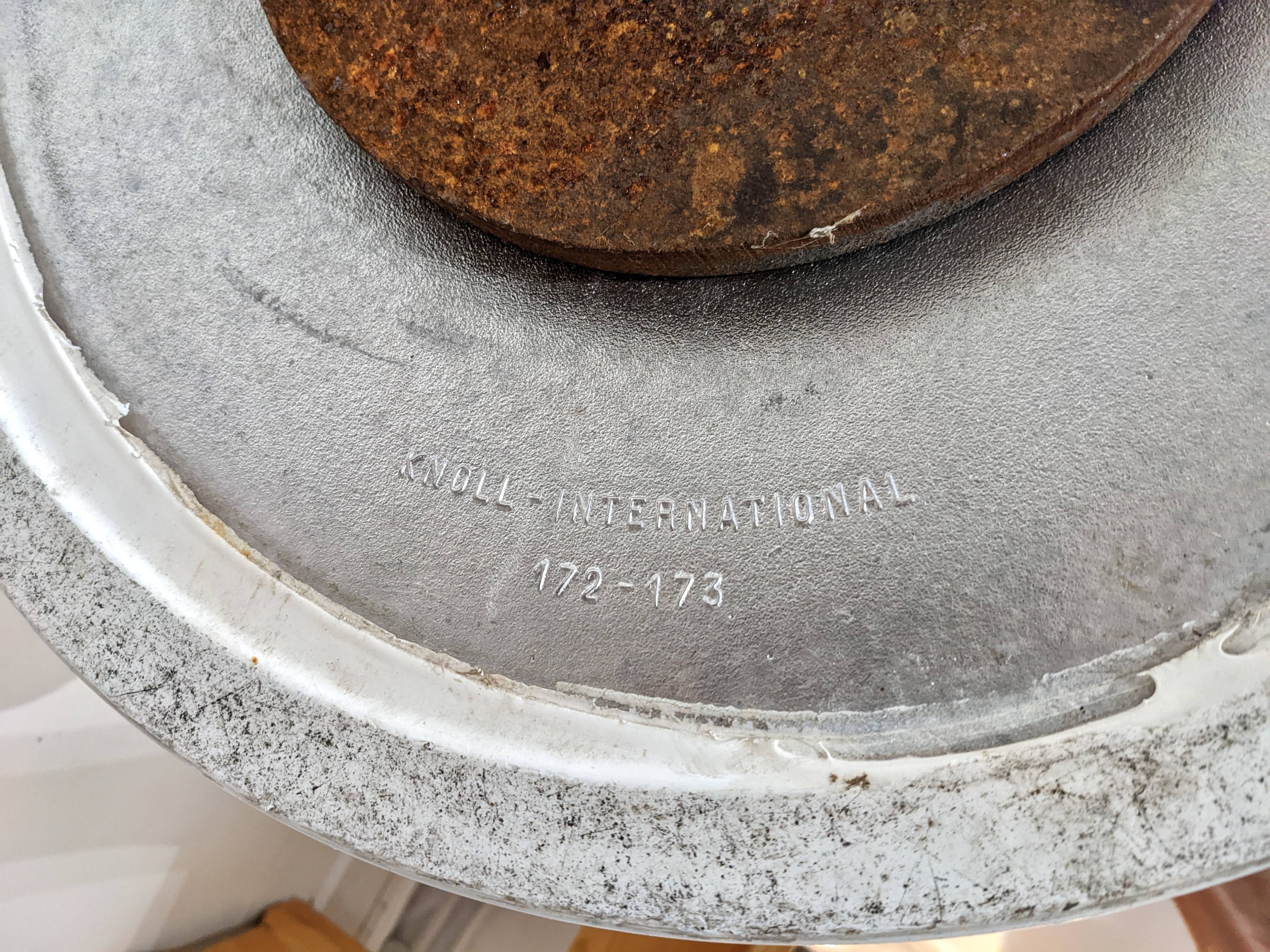 Round table in Carrara marble by Eero Saarinen for Knoll