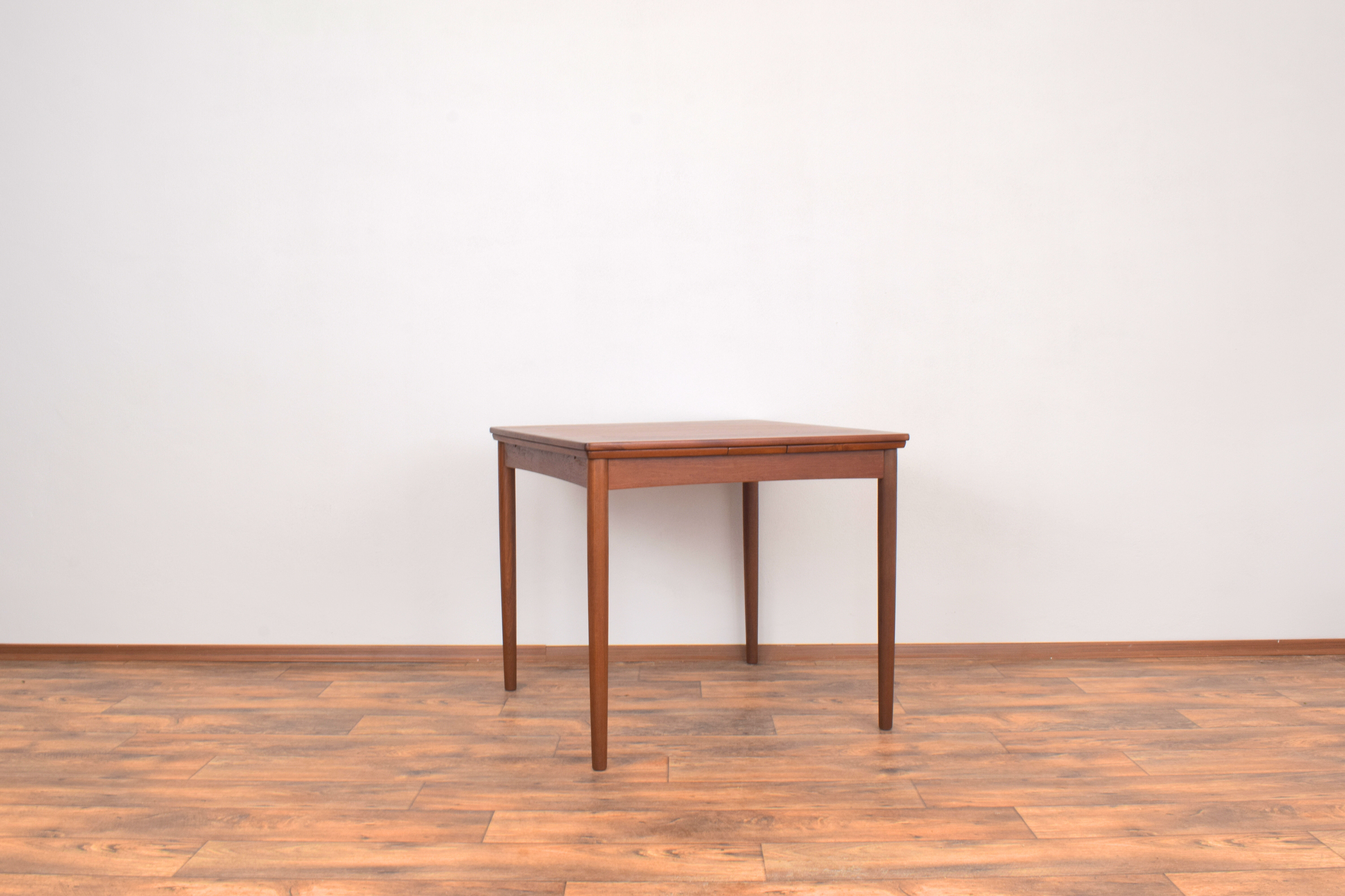 Mid-Century Danish Teak Extendable Dining Table from Hundevad & Co., 1960s.