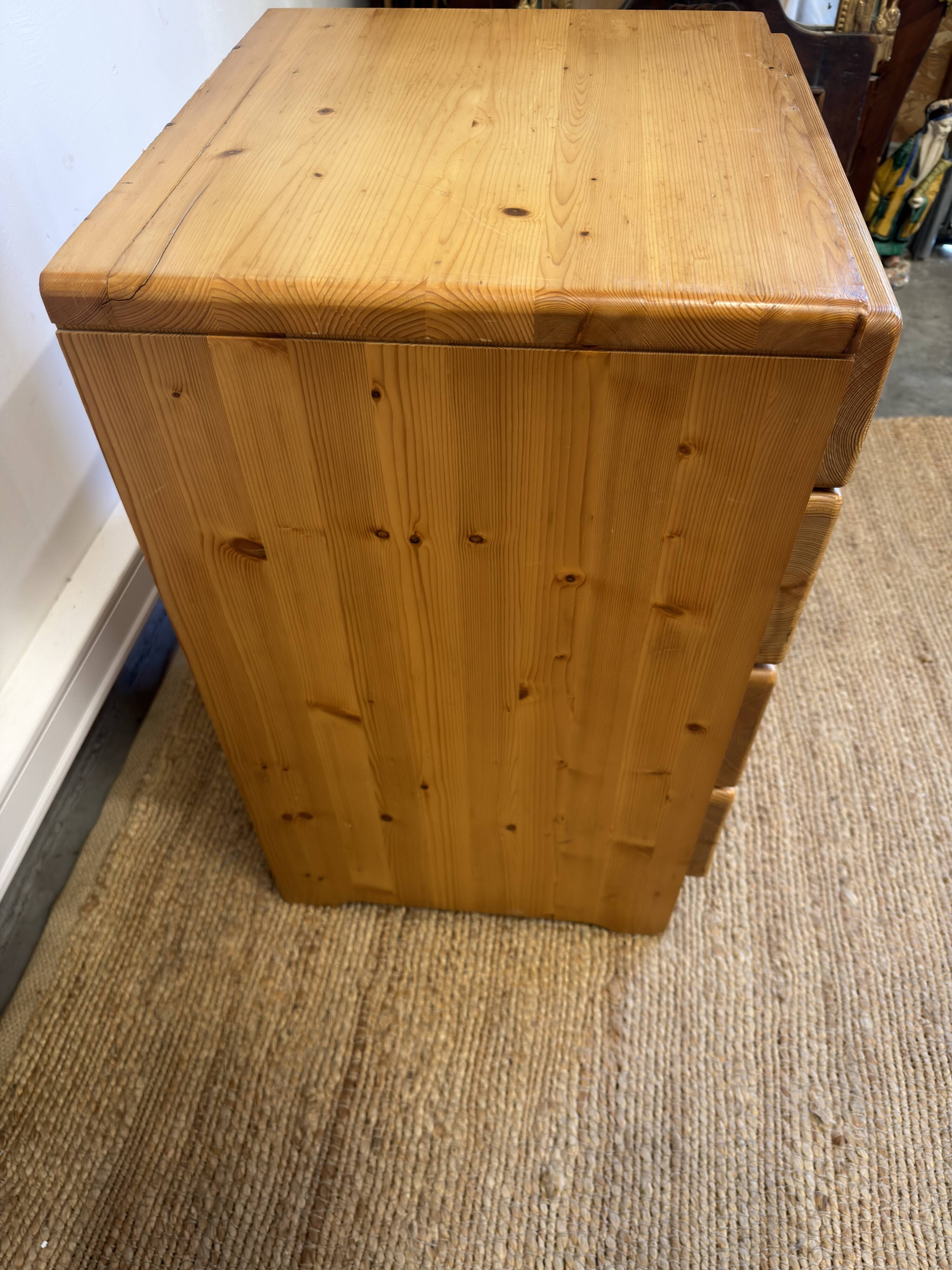Commode Charlotte Perriand "Les Arcs" en pin massif – 4 tiroirs – Années 19