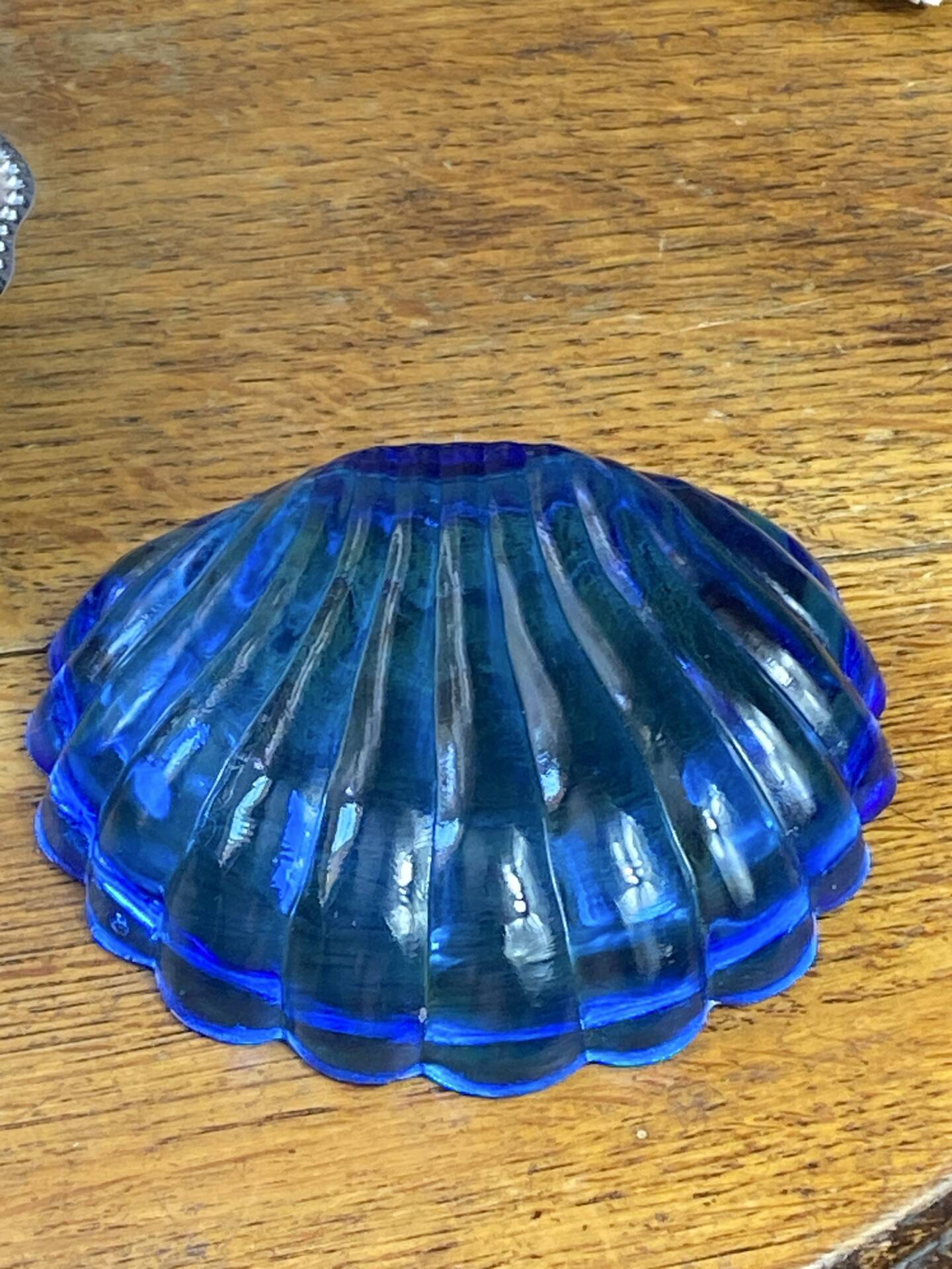 Shell-shaped butter dish in stainless steel and blue glass
