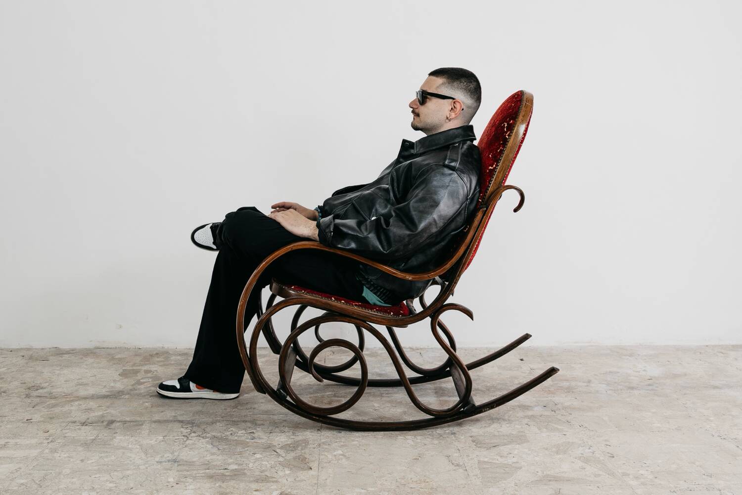 Fauteuil à bascule Thonet vintage design milieu du siècle