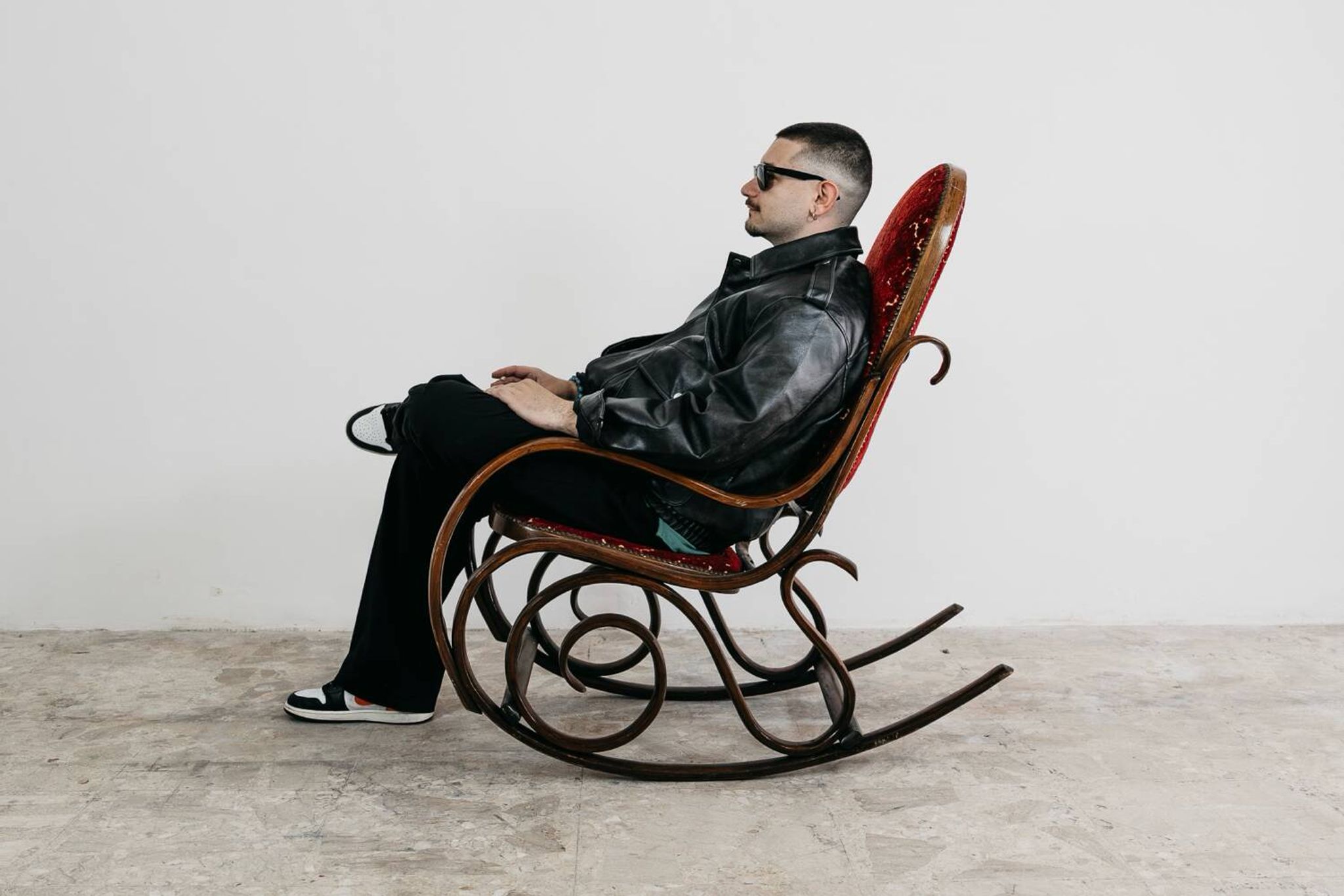 Fauteuil à bascule Thonet vintage design milieu du siècle