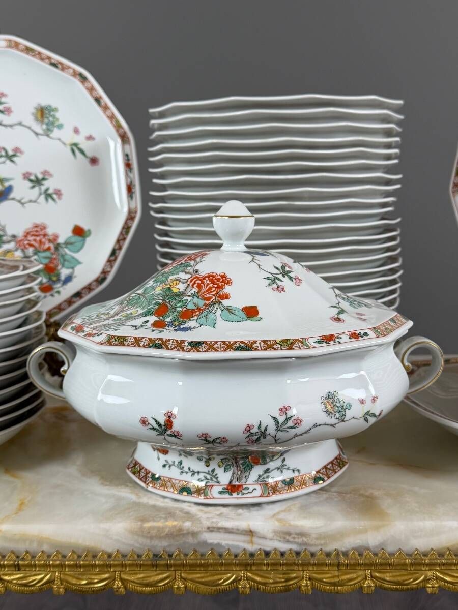 Bernardaud Limoges table service, "Hong-Kong" model, 53 pieces, 20th century.