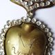 Ex-voto ancien cœur enflammé de Marie pomponne serti de strass, XIXe-XXe