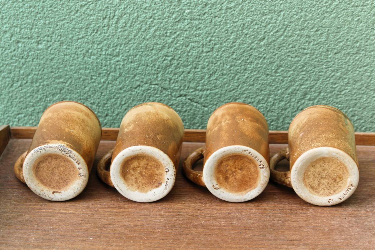 Lot de 4 mugs en grés, signés Jean Gaubier