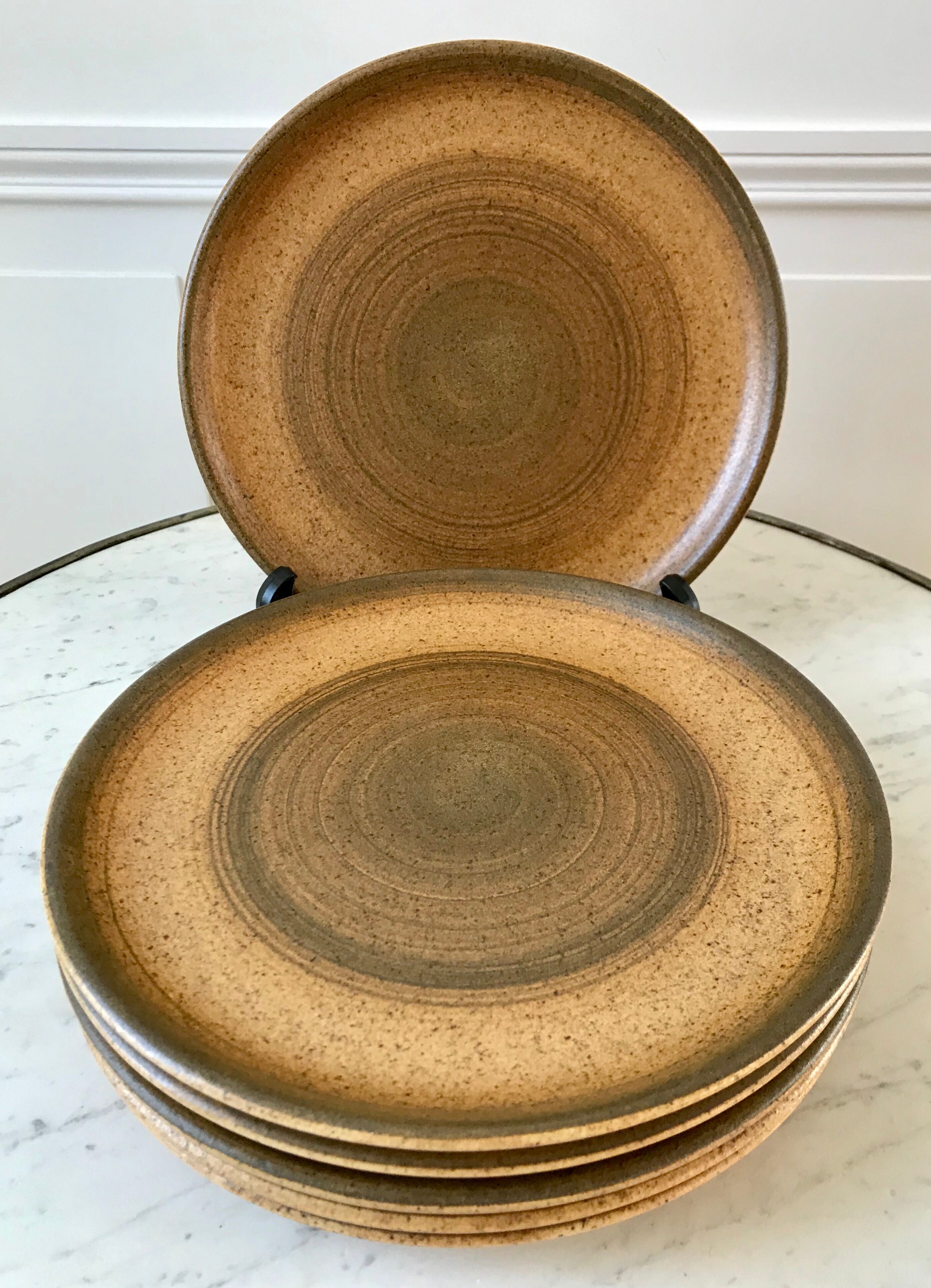 Set of 6 Lonchamp flat plates in hand-painted sandstone
