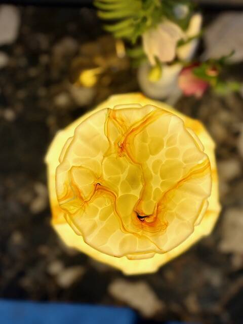 Impressive Art Deco lamp in marbled yellow opaline.