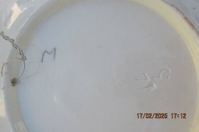 Assiette en barbotine poire