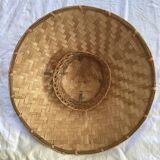 Chapeau Asiatique dimensions : hauteur -16 cm- diamètre -42 cm-