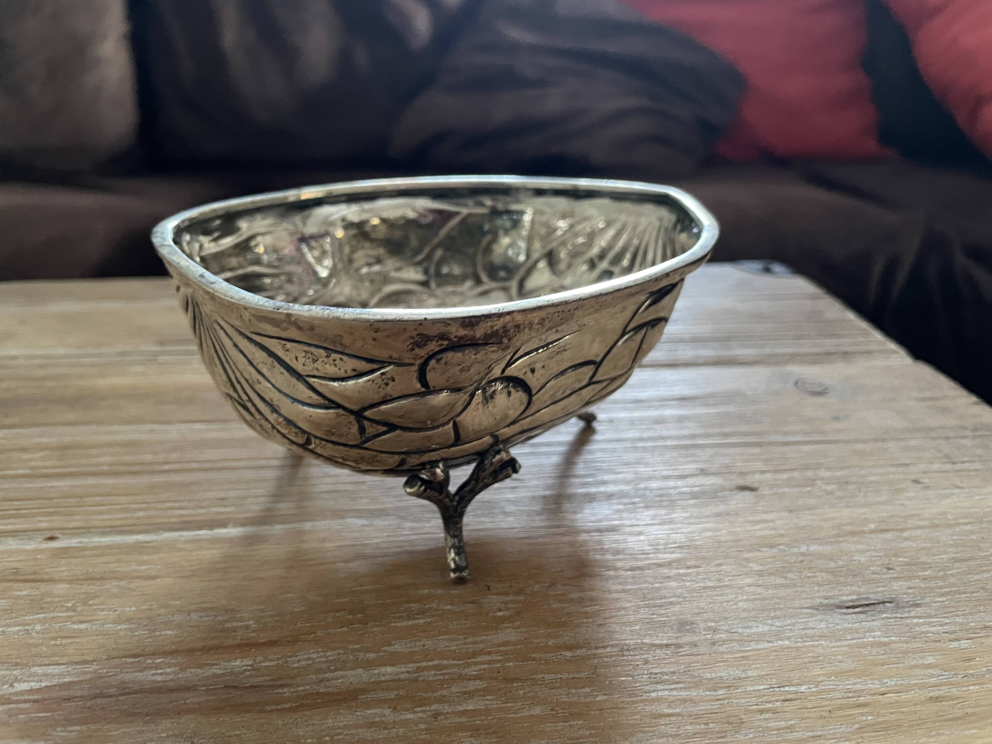 Nutshell-shaped dish