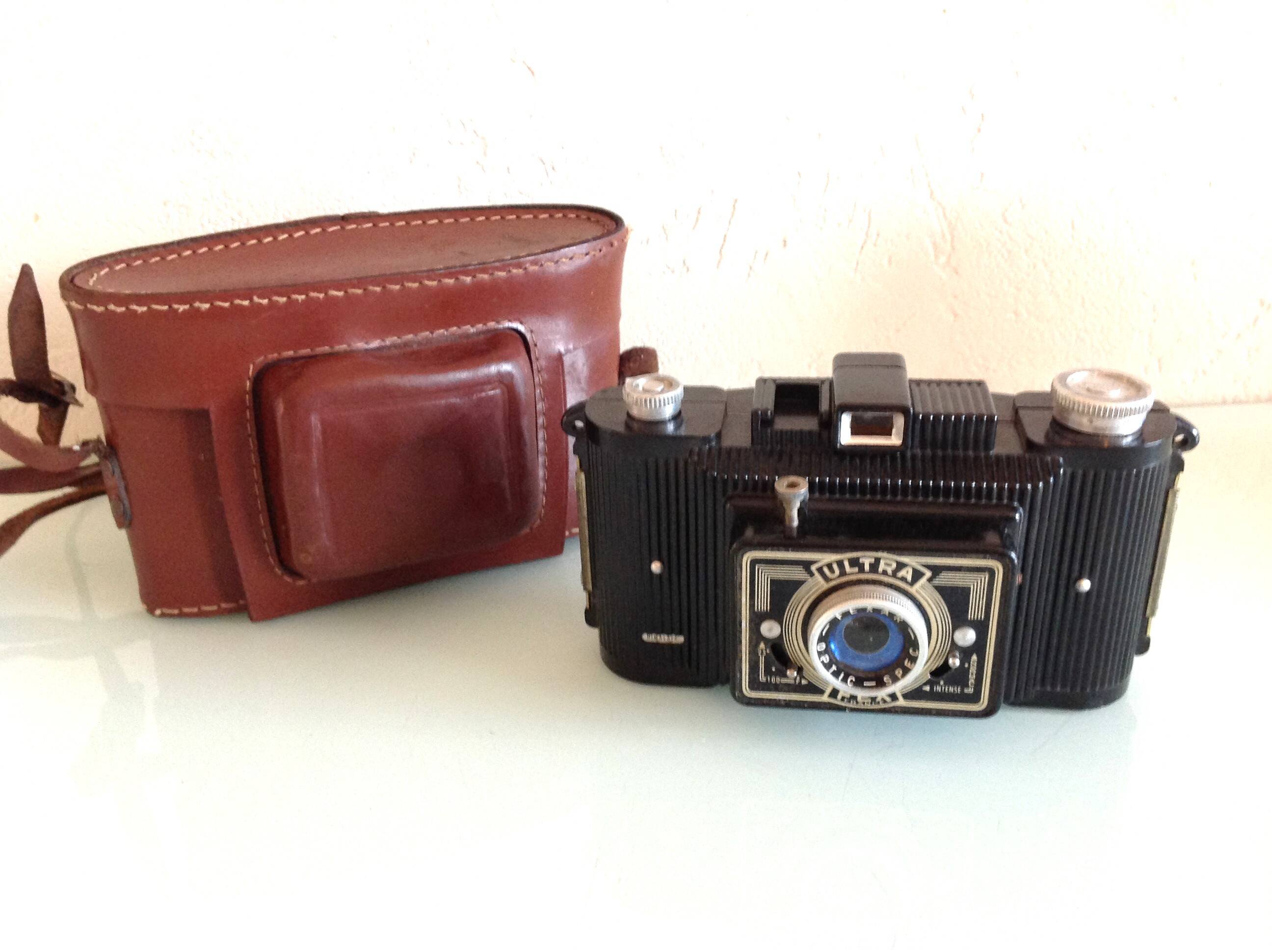 Appareil photo argentique Ultra Fex avec étui en cuir années 60