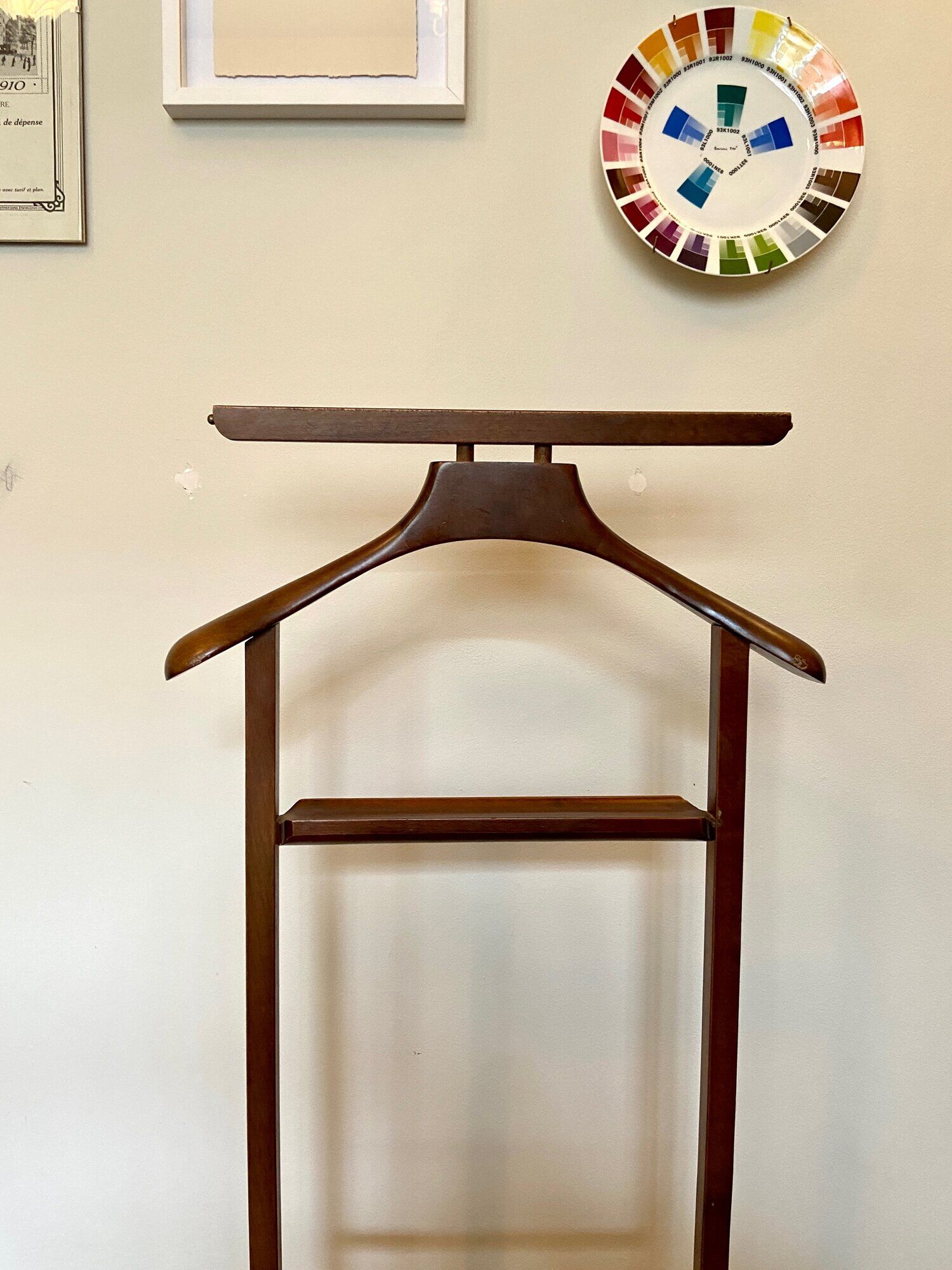 Valet de chambre on dark wood wheels