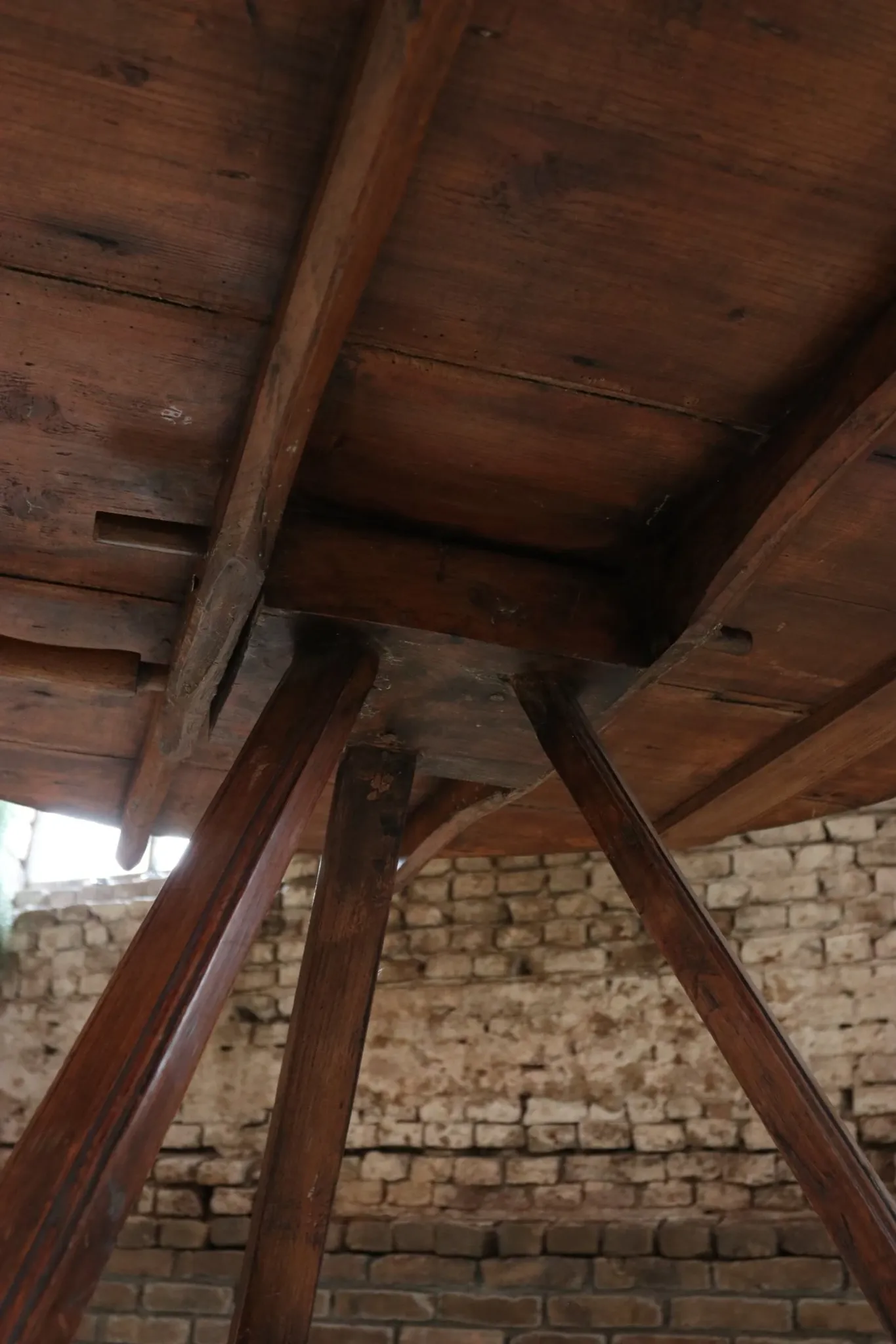 Large round pine three-legged table – cricket table, Ø 110 cm