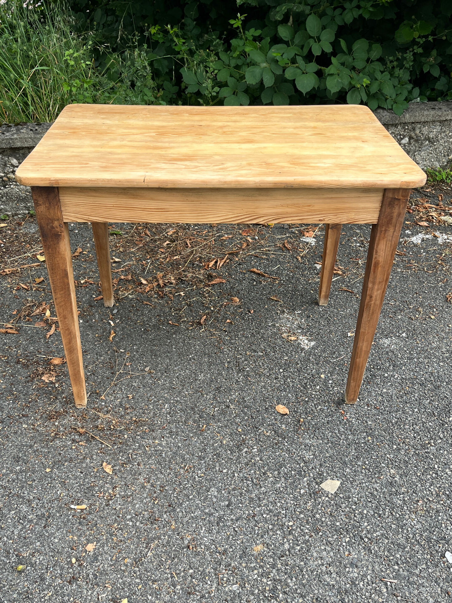 Desk table