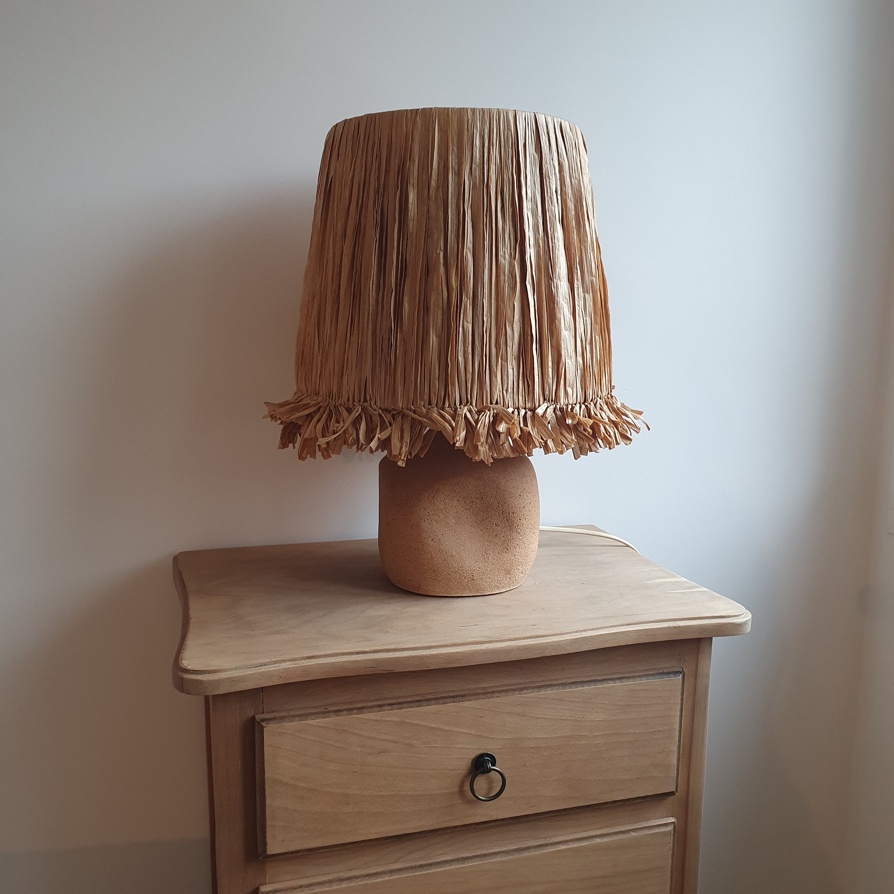 Lampe en pierre et raphia