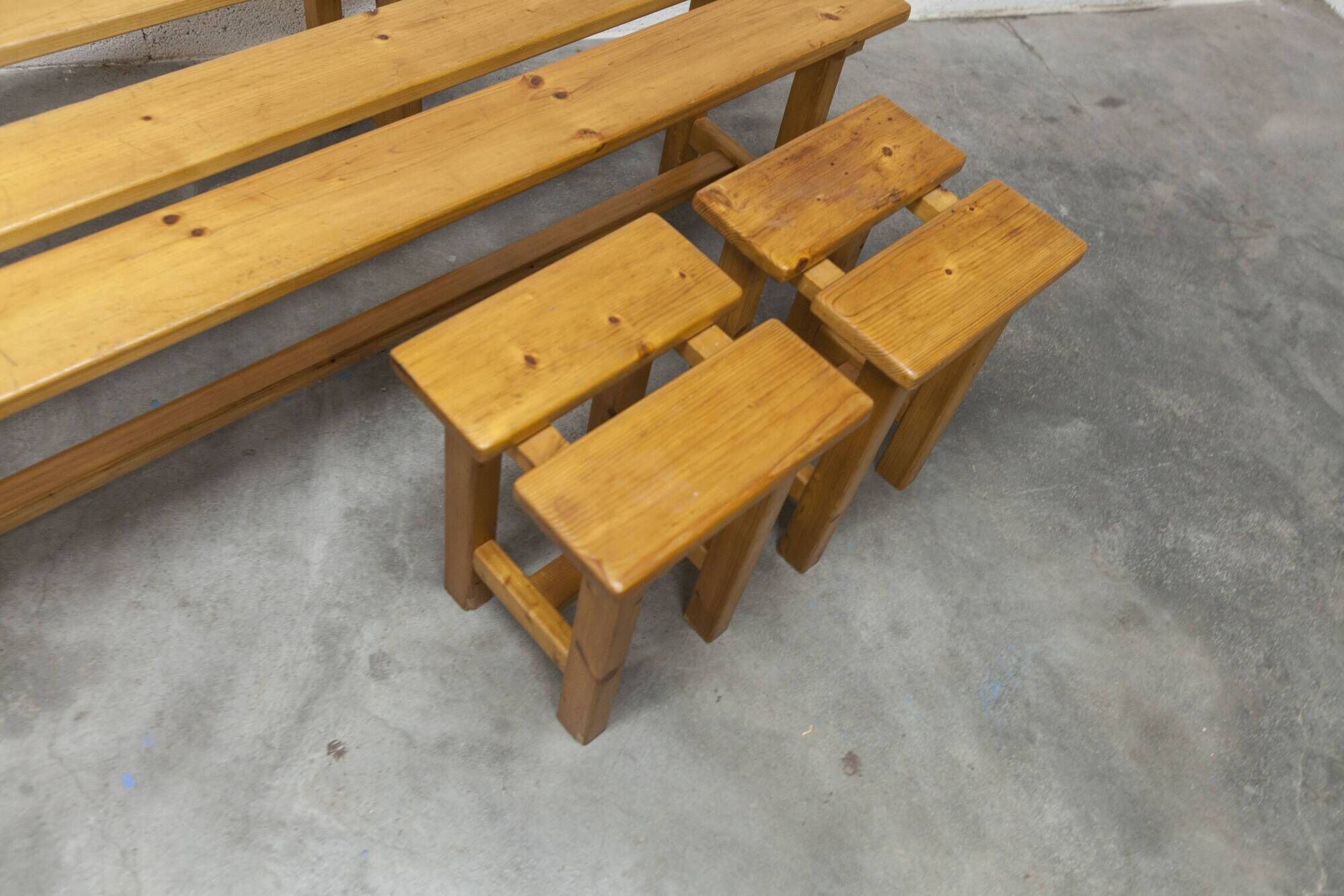 Set of 2 benches and 2 stools in pine, 1970s mountain style.