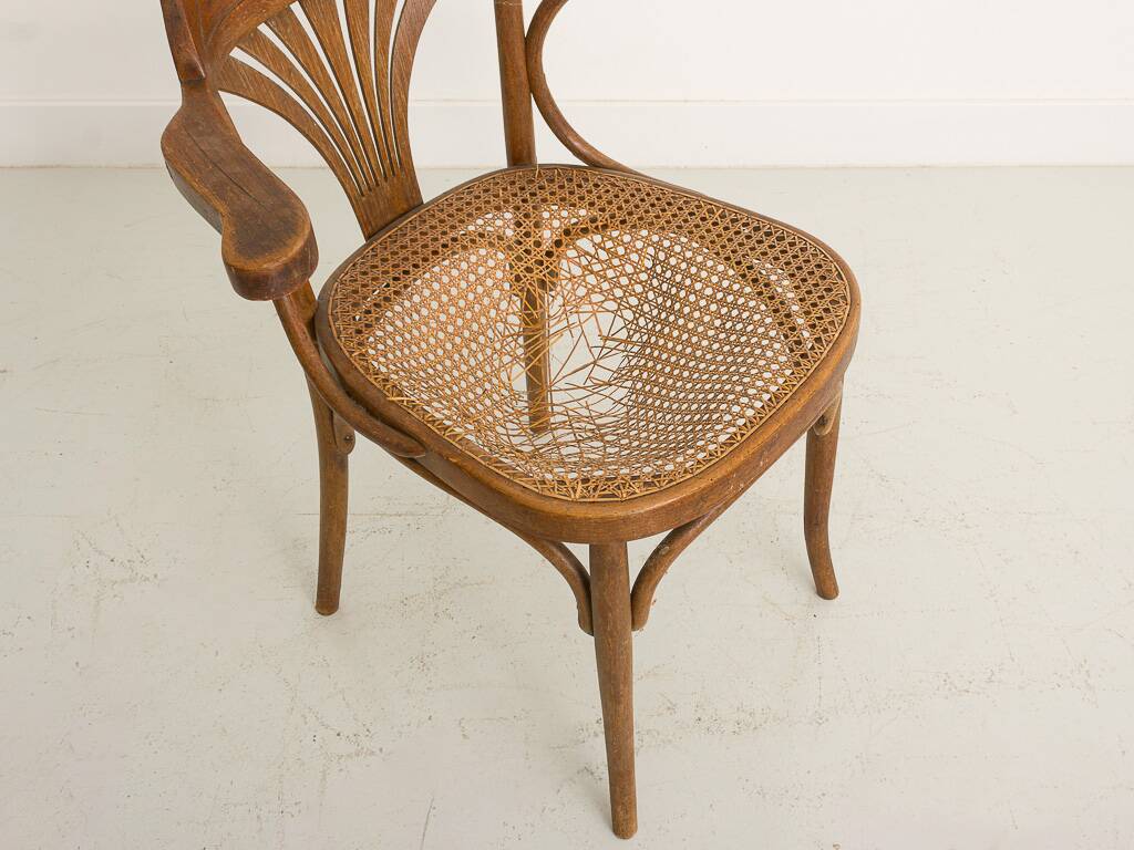 Chaise bistrot avec accoudoirs en bois cintré et assise en cannage