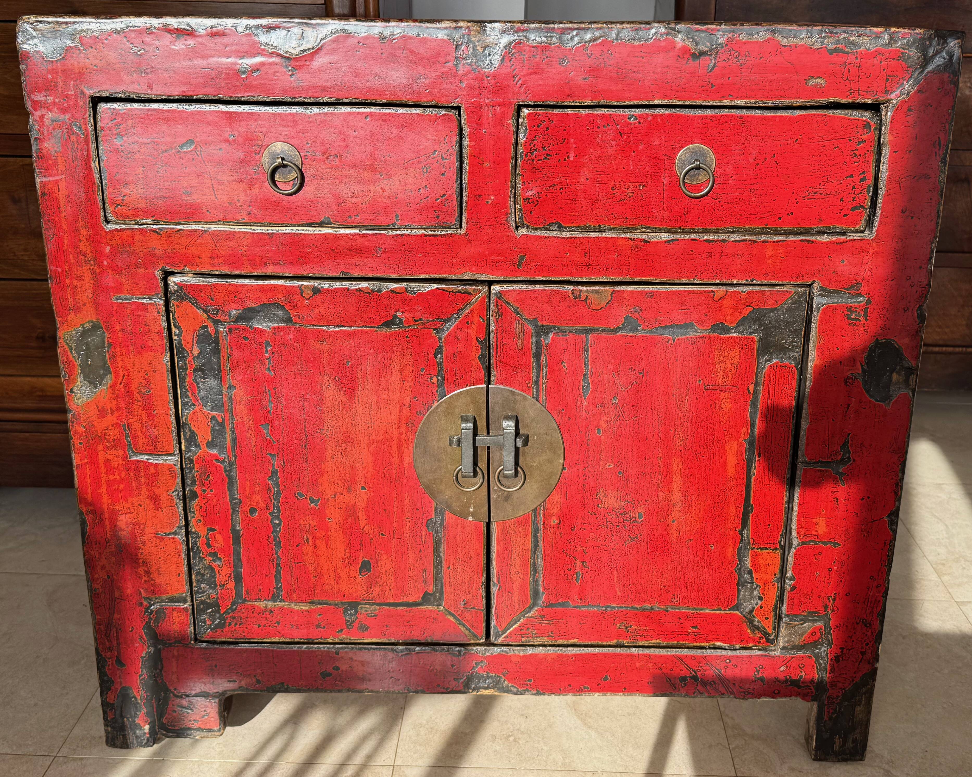 Small antique Chinese buffet (1920-1950) in rustic style, red lacquered, ori