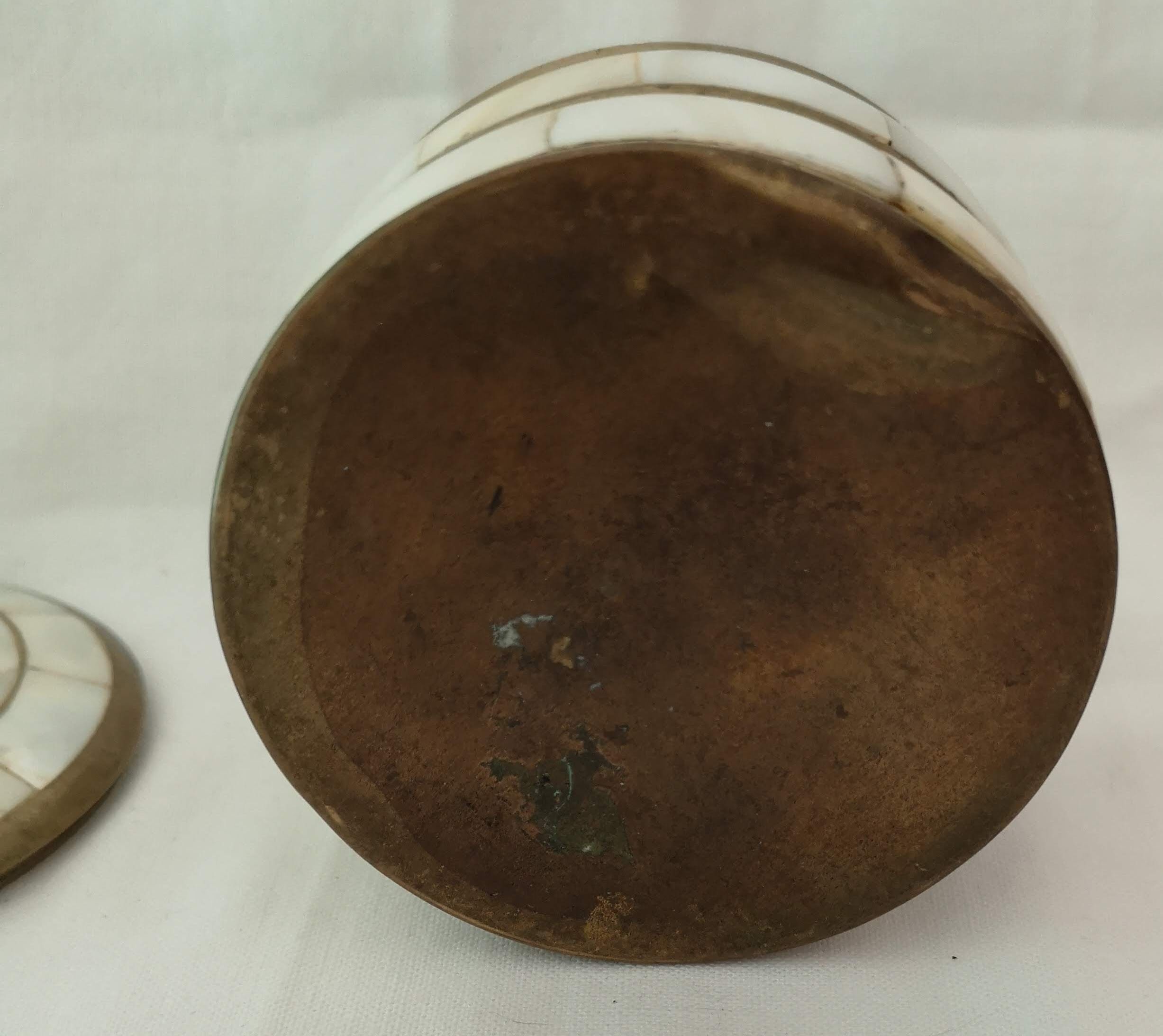 Round box in copper and mother-of-pearl