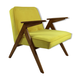 Fauteuil en velours jaune 366 par Józef Chierowski, années 1970