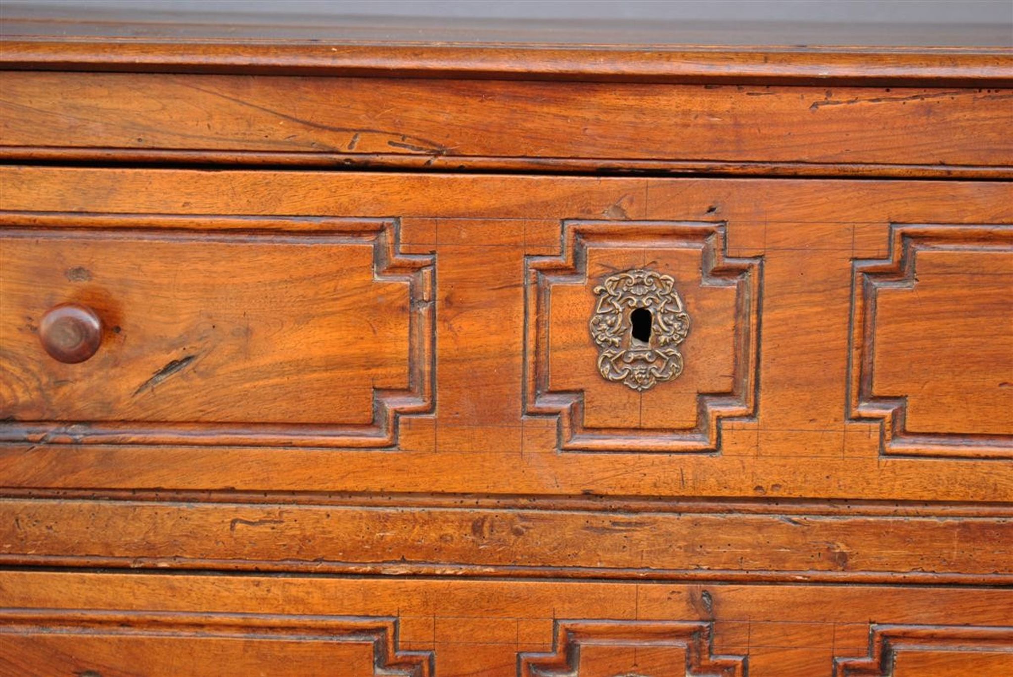 Commode en noyer d'époque XVIIIème