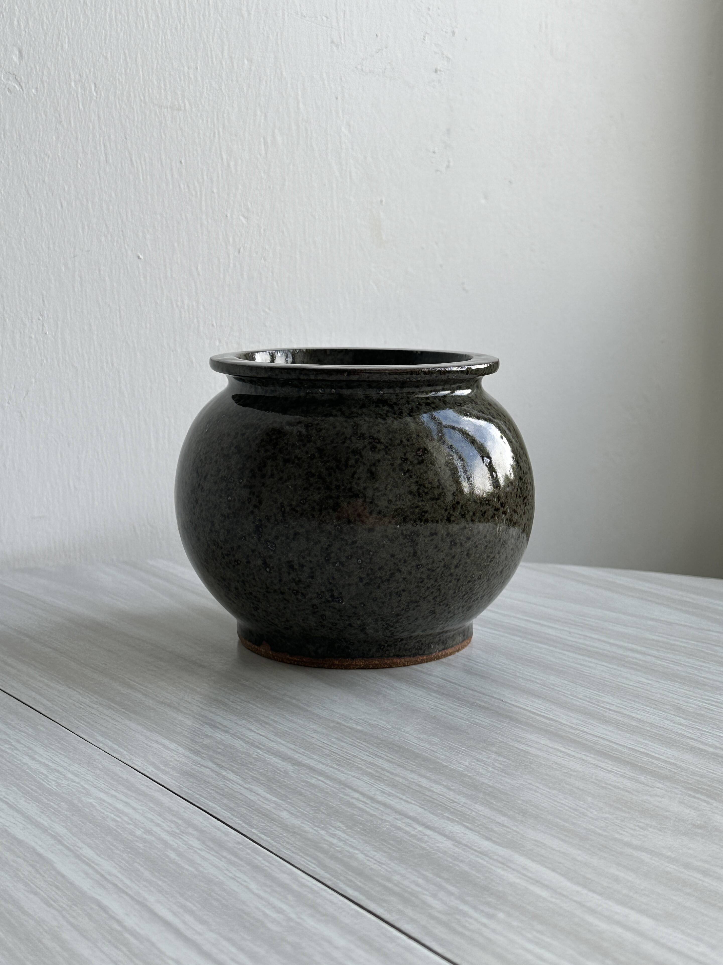 Vase - stoneware pot holder.