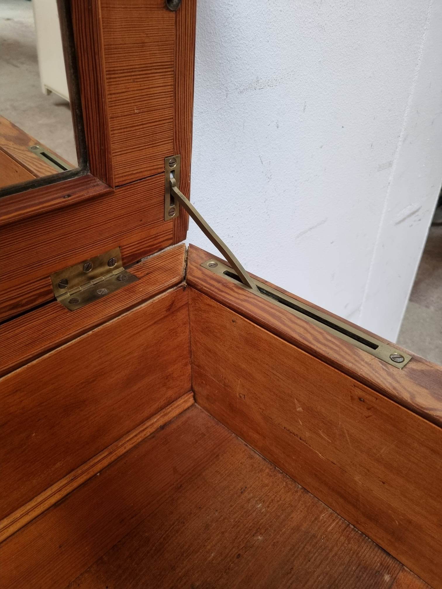 Pitchpin washbasin chest of drawers