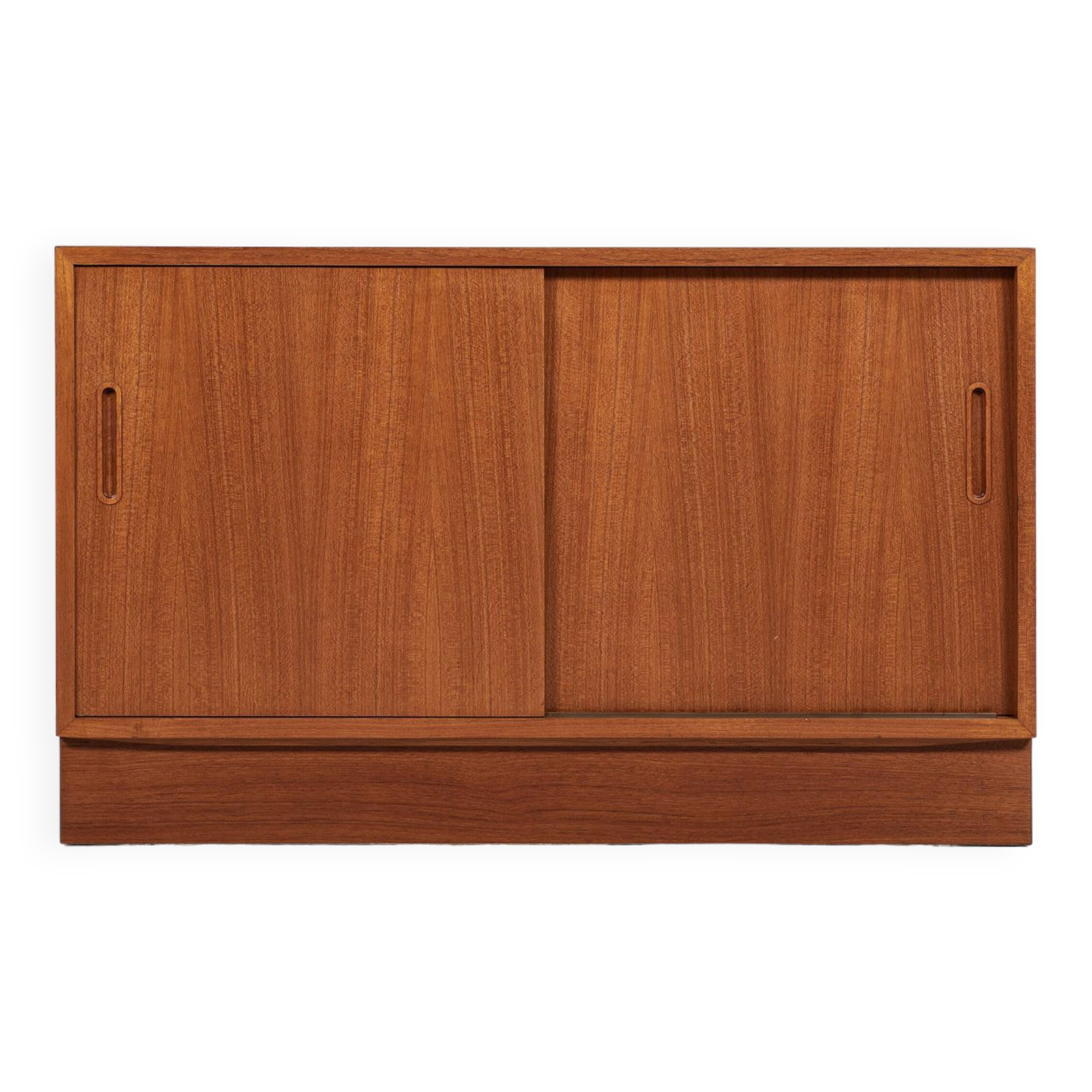 Midcentury Danish lowboard in teak with 2 sliding doors by Hundevad 1960s - 108cm