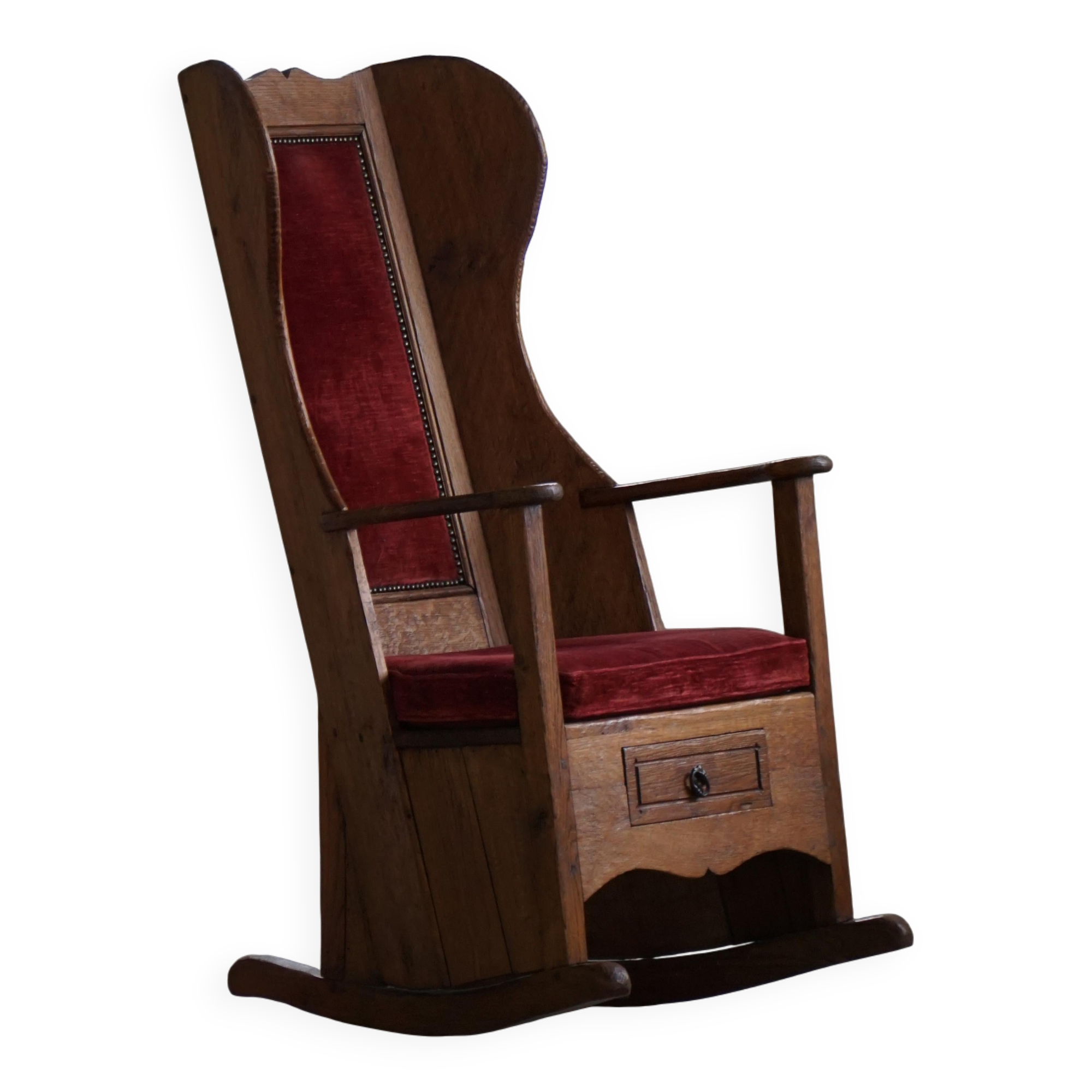 Antique English rocking chair in wood with red velvet upholstery, 19th century.