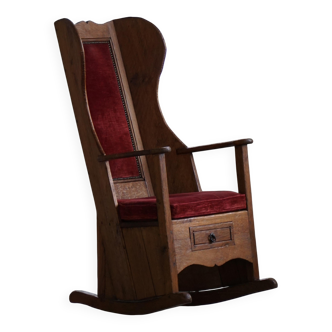 Antique English rocking chair in wood with red velvet upholstery, 19th century.