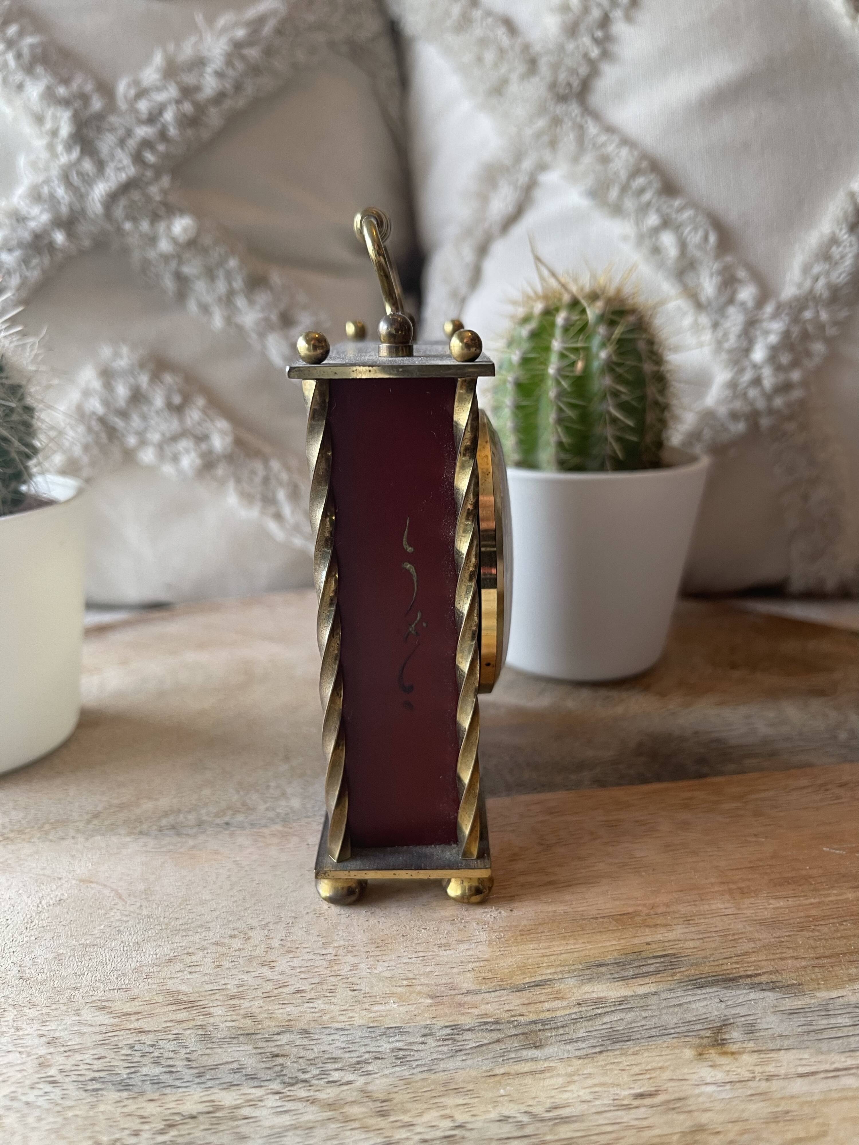 Old alarm clock to go back year 60 blessing west Germany in wood and metal