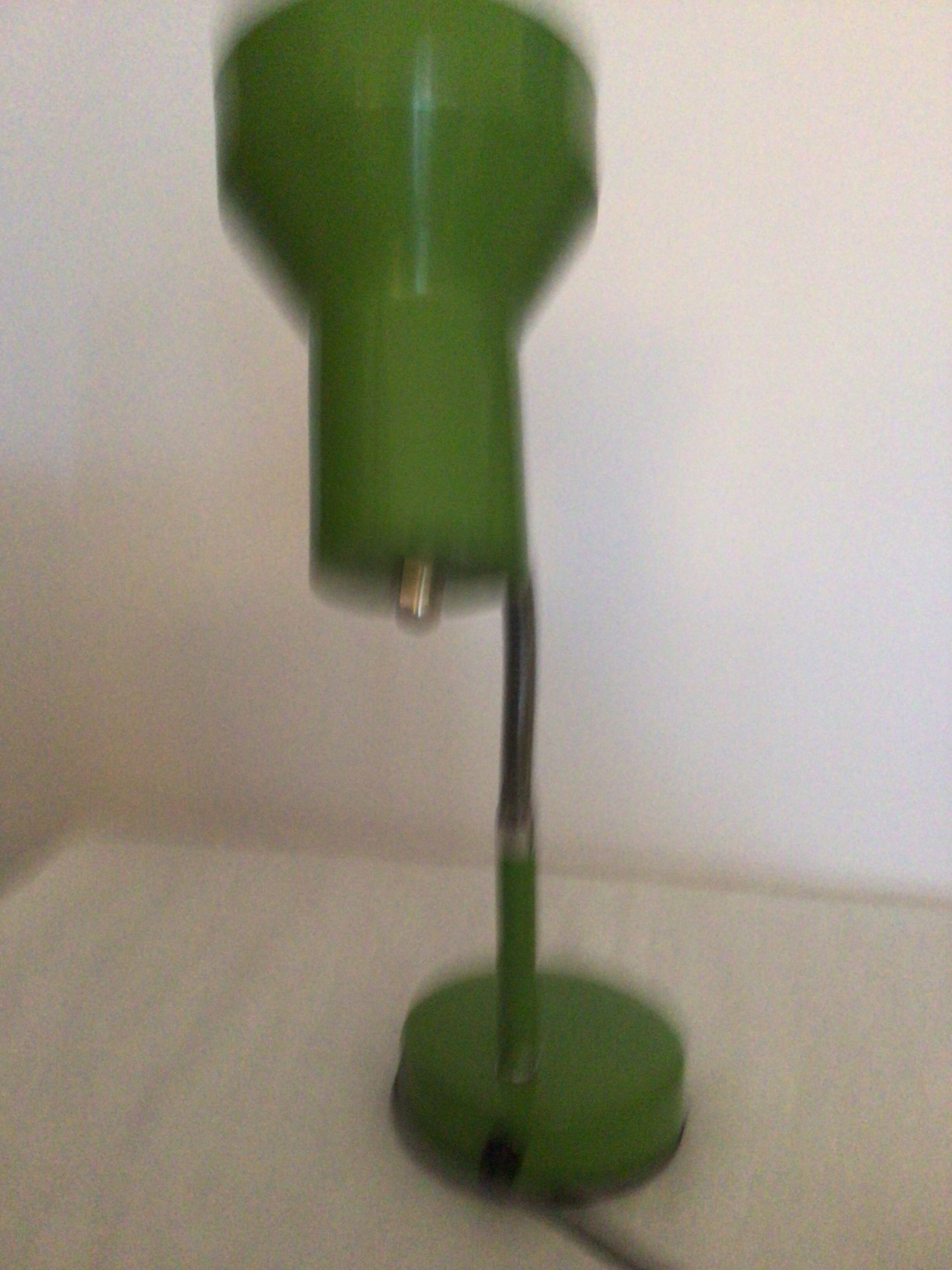 Lampe de table articulée flexible couleur vert olive métal chromé vintage.