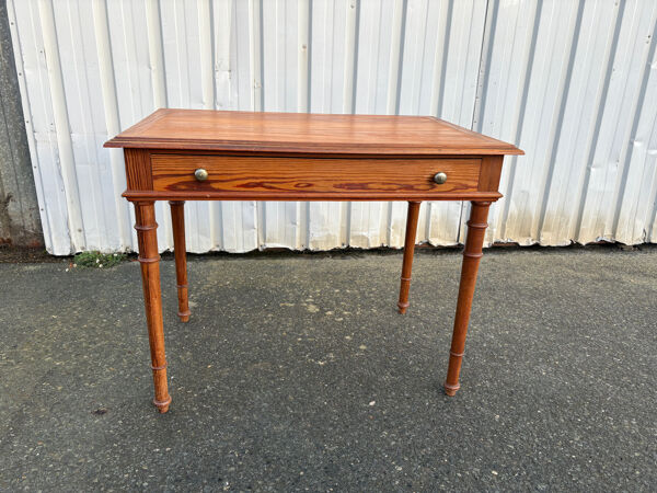Bureau ancien en pitchpin, pieds tournés, tiroir – superbe patine