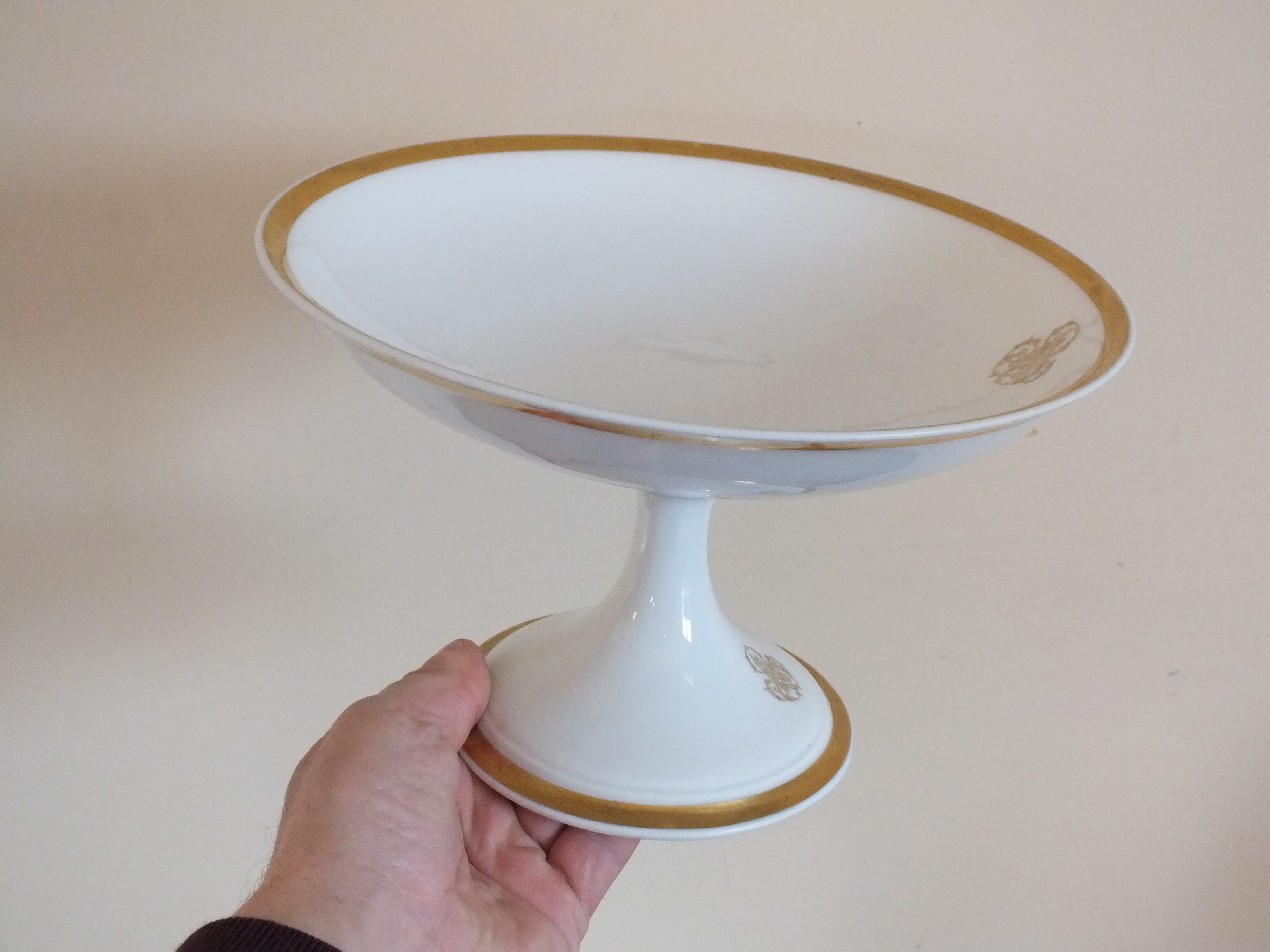 White and gold porcelain display cup - Bosquin in Caen