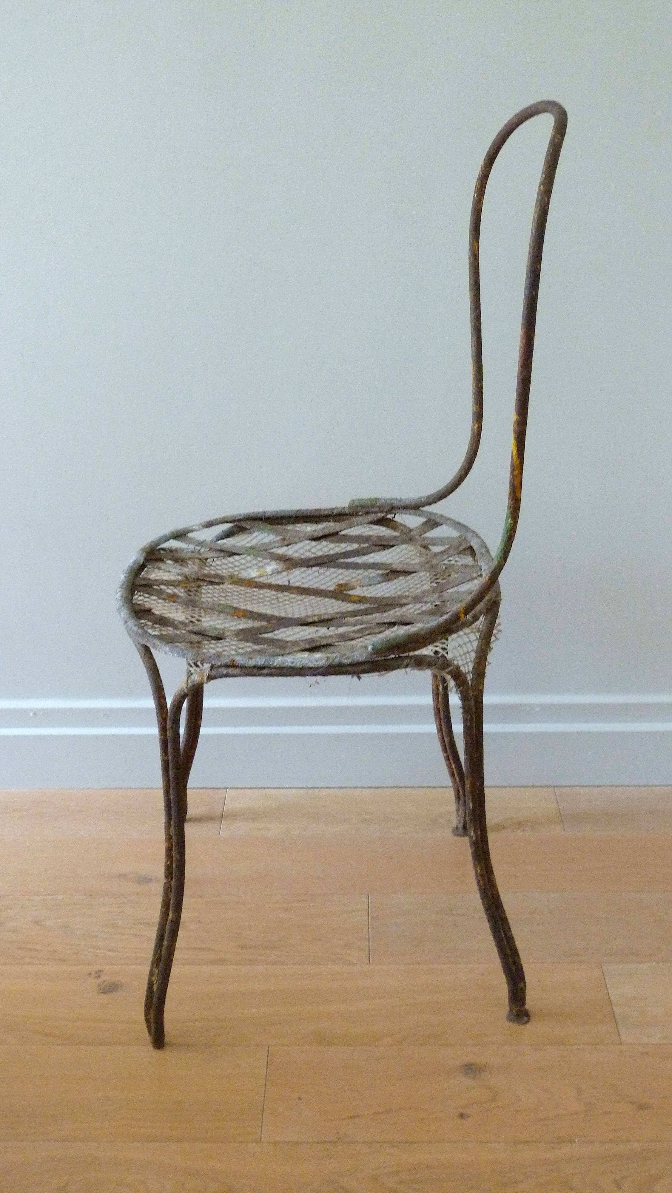 Chaise ancienne décoration florale balcon jardin