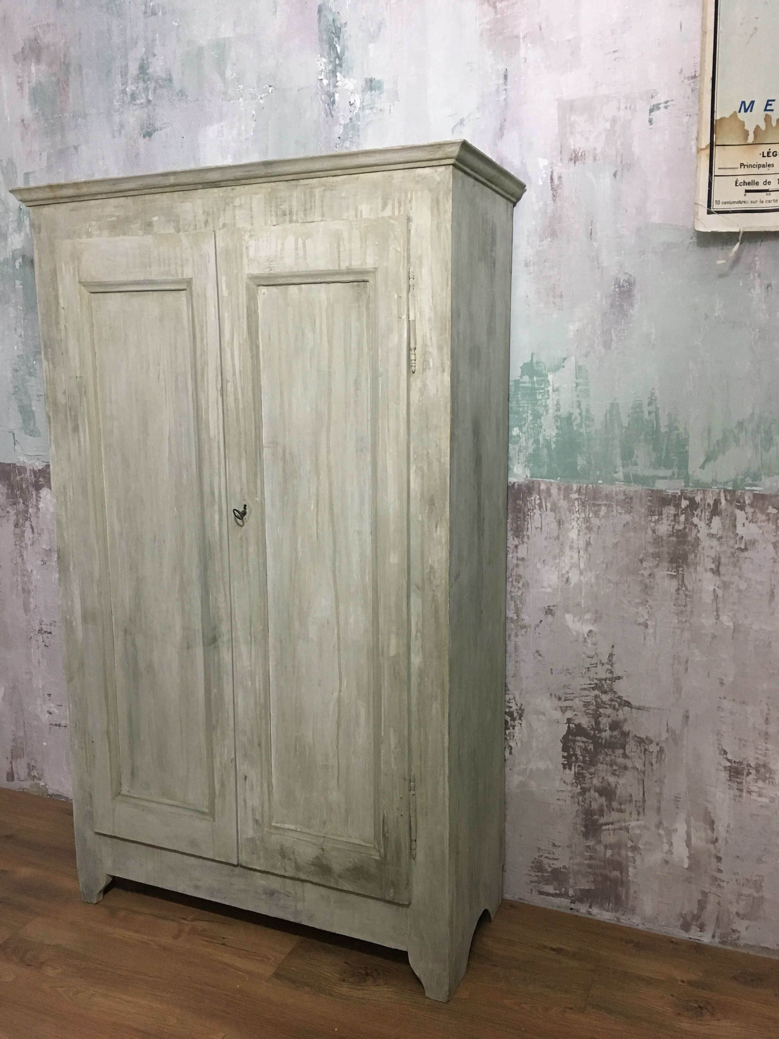 Armoire patine vieillie grège