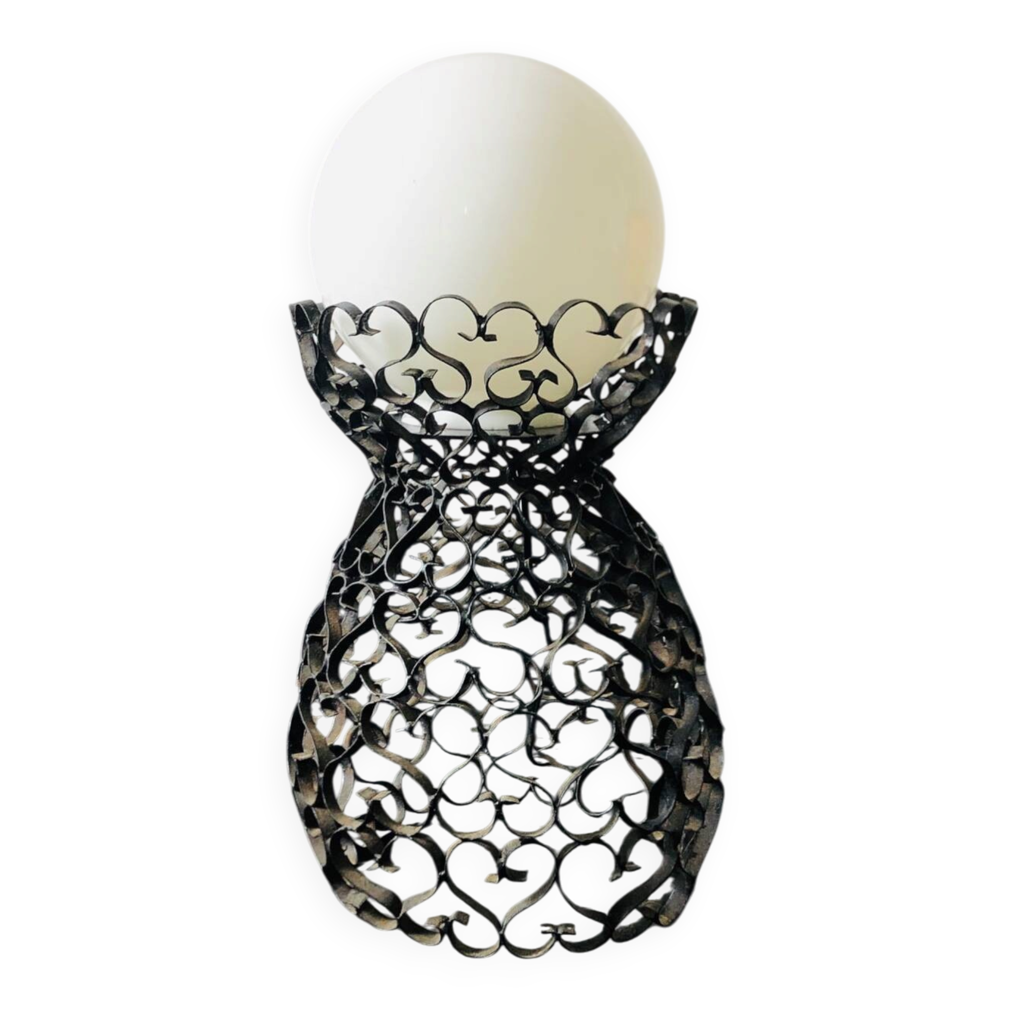 Lampe en fer forgé noir et globe en verre blanc