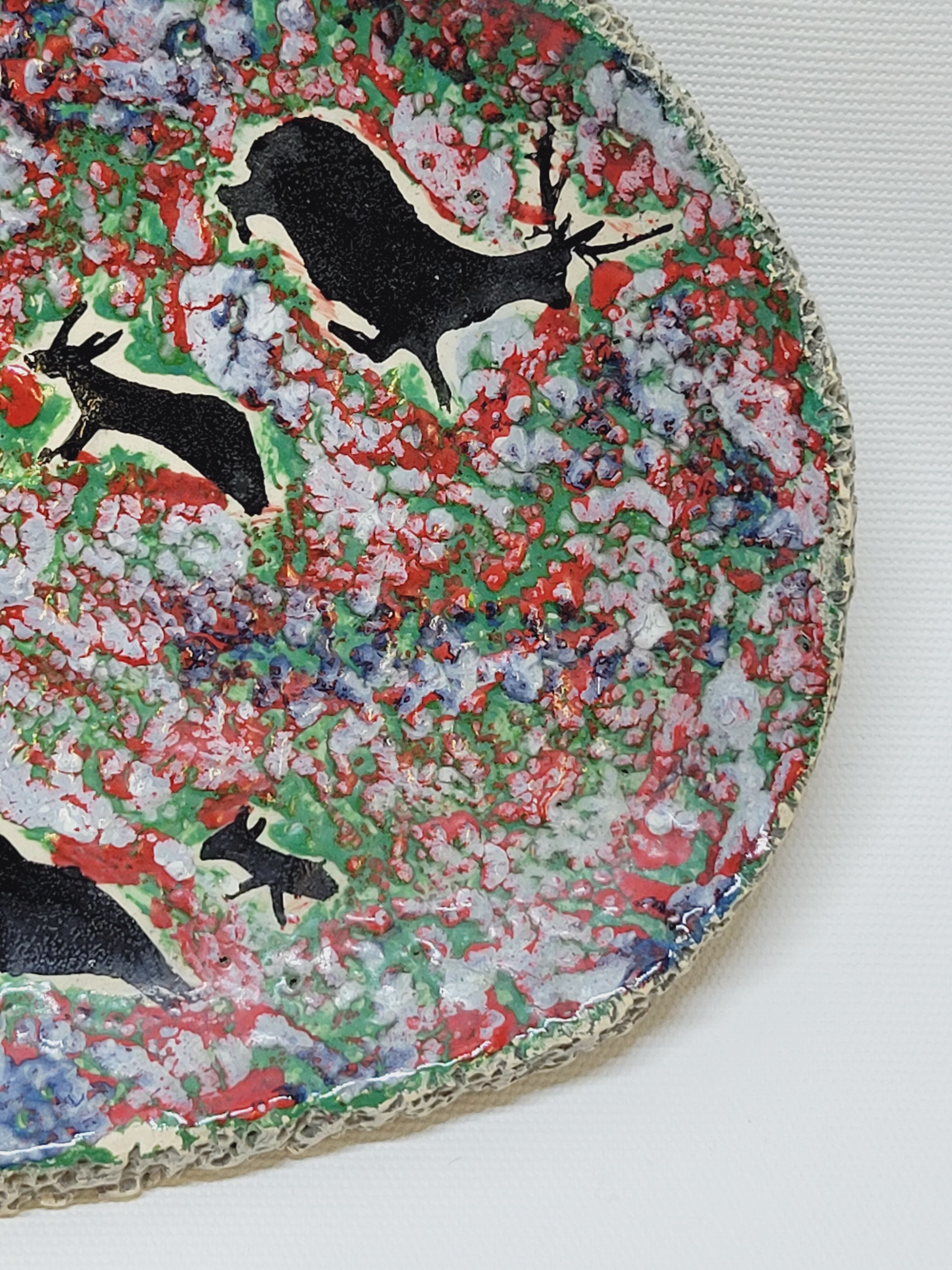 Decorative plate in glazed ceramic plaster? Prehistoric hunting décor