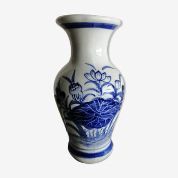 Vase en porcelaine asiatique ancienne
