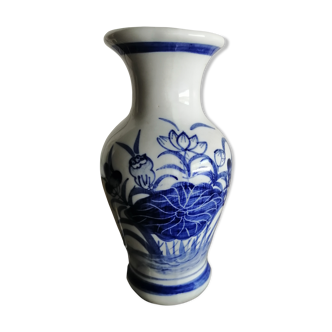 Vase en porcelaine asiatique ancienne