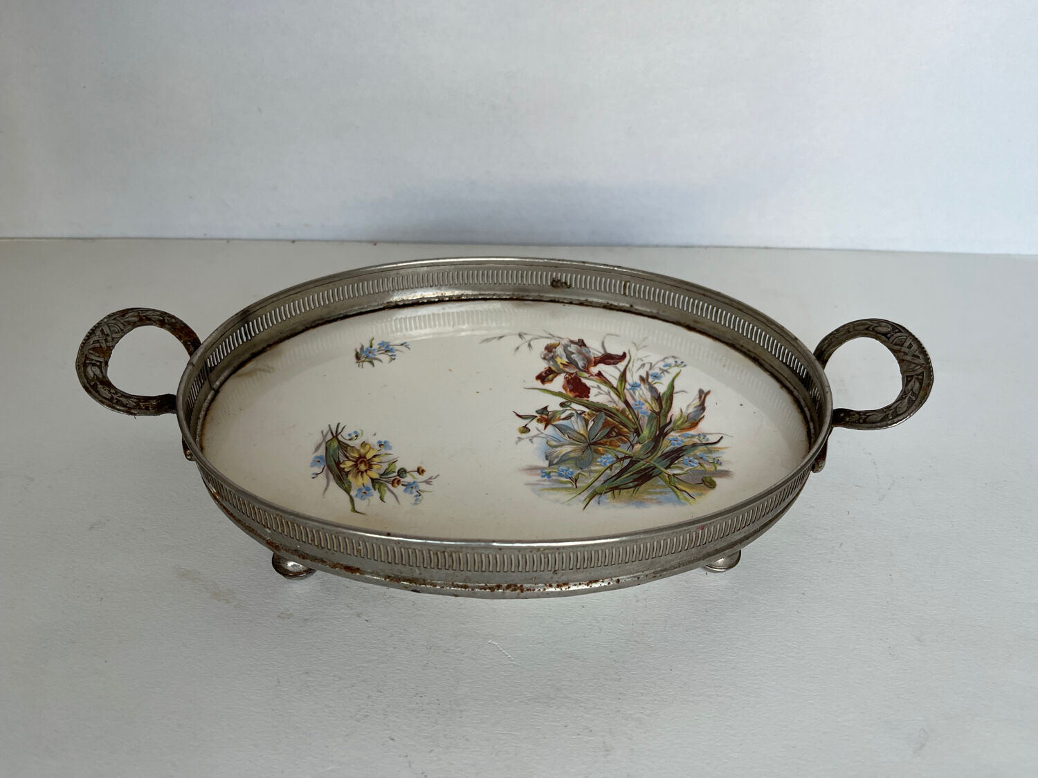 Small top in silver metal and earthenware