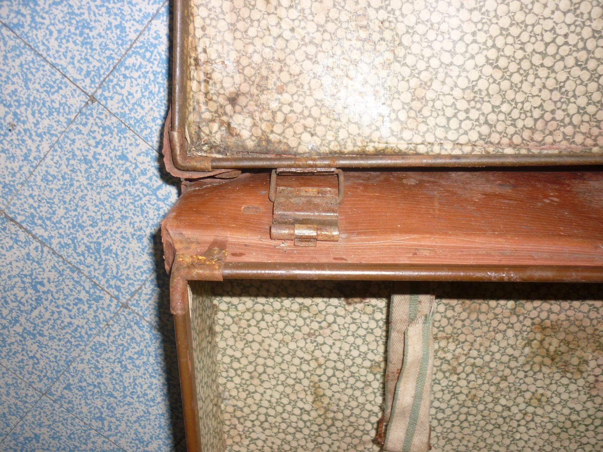 Unica red-haired suitcase