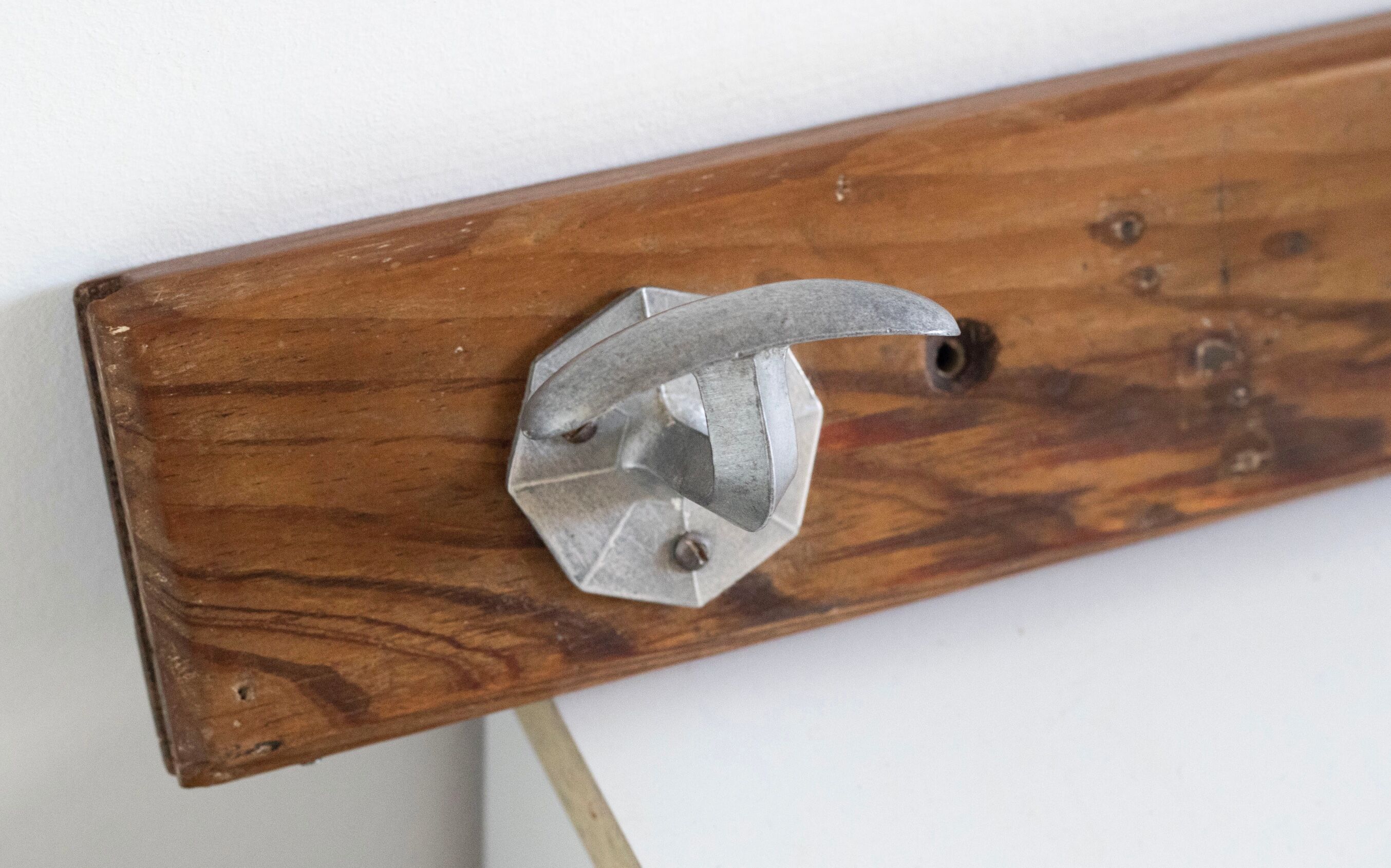 Wall coat rack in wood and metal